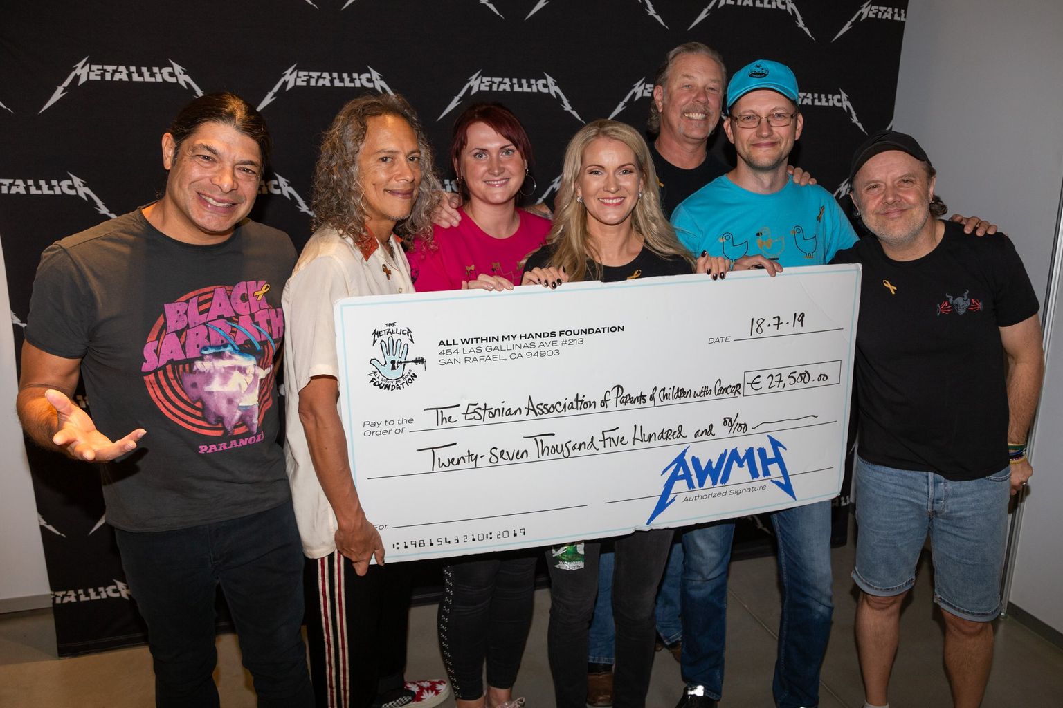 Metallica пожертвовала 27 500 евро больным раком детям в Эстонии.