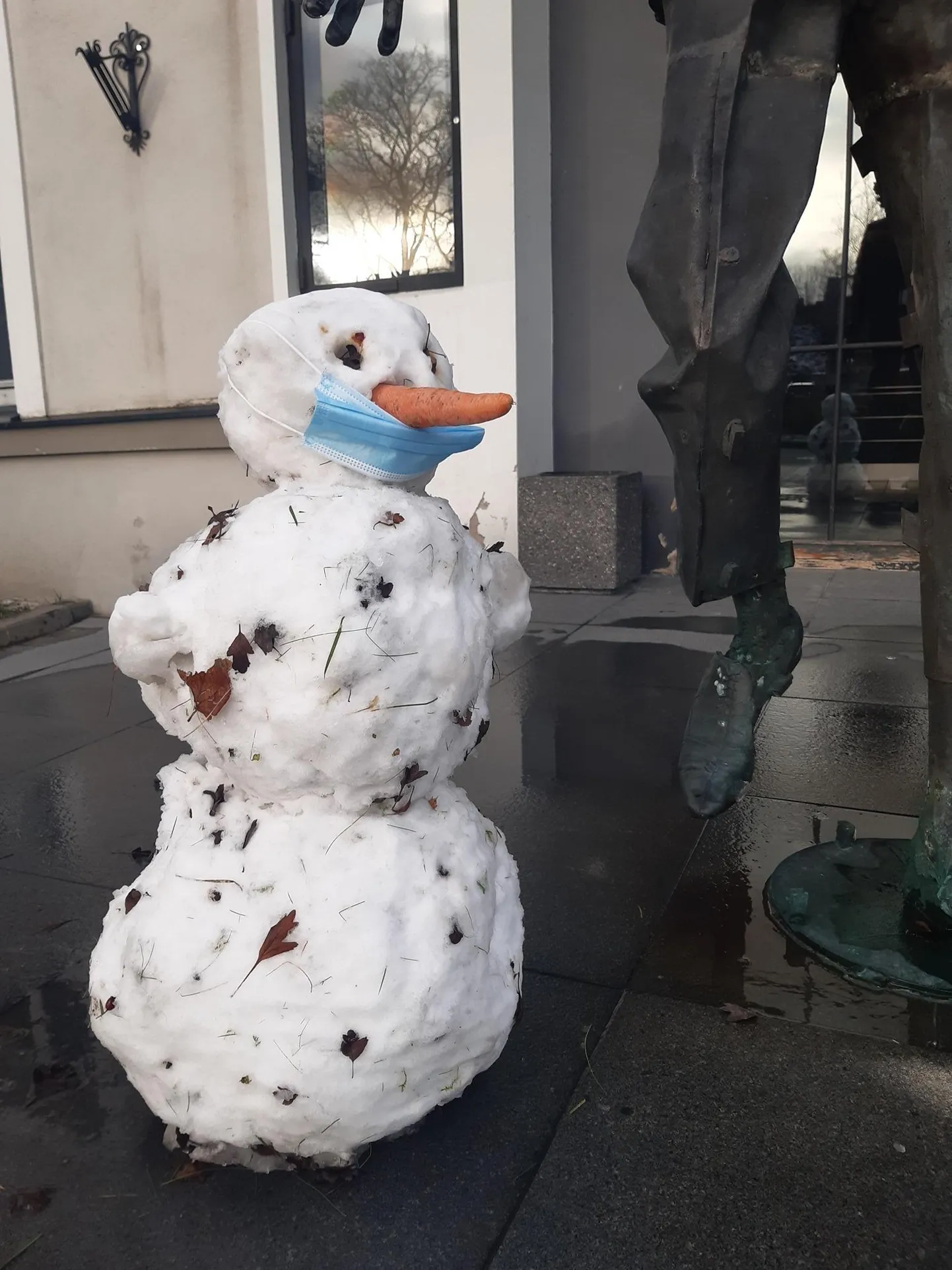 Rakvere teatri ukse ees rahvast tervitavad Kadu ja Viku on saanud endale (ajutise) uue sõbra, kes tuletab teatrikülastajatele peenelt vihjates meelde, milline aksessuaar tuleb teatrisse kaasa võtta.