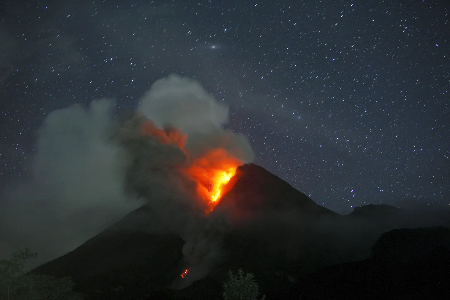 Merapi vulkaani tänahommikune purse. Foto on tehtud Sidorejo külas iidse Yogyakarta linna lähedal.