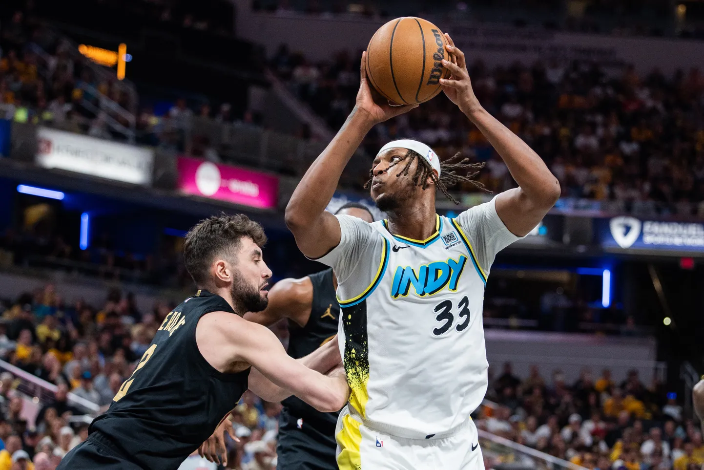 NBA spēlētājs Mailss Tērners (ar bumbu)
