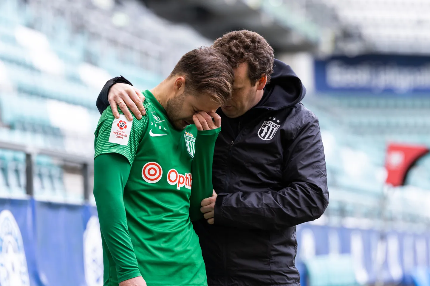 FC Flora peatreener Konstantin Vassiljev trööstib sel hooajal juba kolmandat korda penaltiga eksinud Rauno Sappineni.