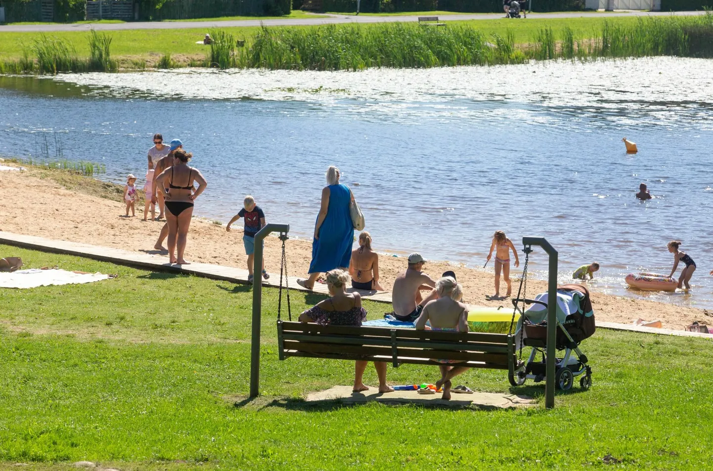 Paala järve rannas saab nüüd mõnda aega vaid päikest võtta. Vette ei tasu seal minna.