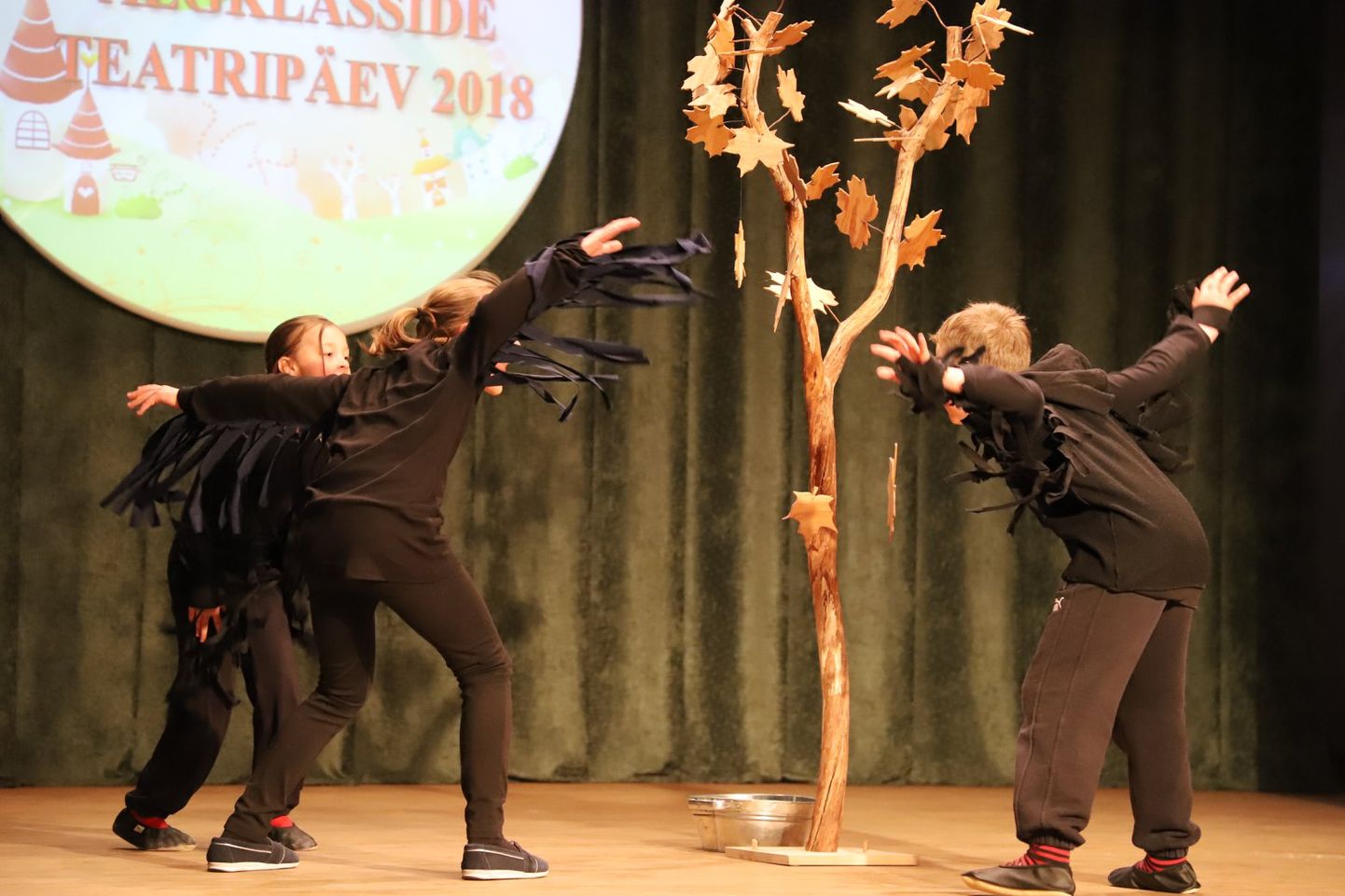 Türi põhikooli algklasside näitering esitamas "Lobiseja vanaeite" algklasside teatripäeval Koerus