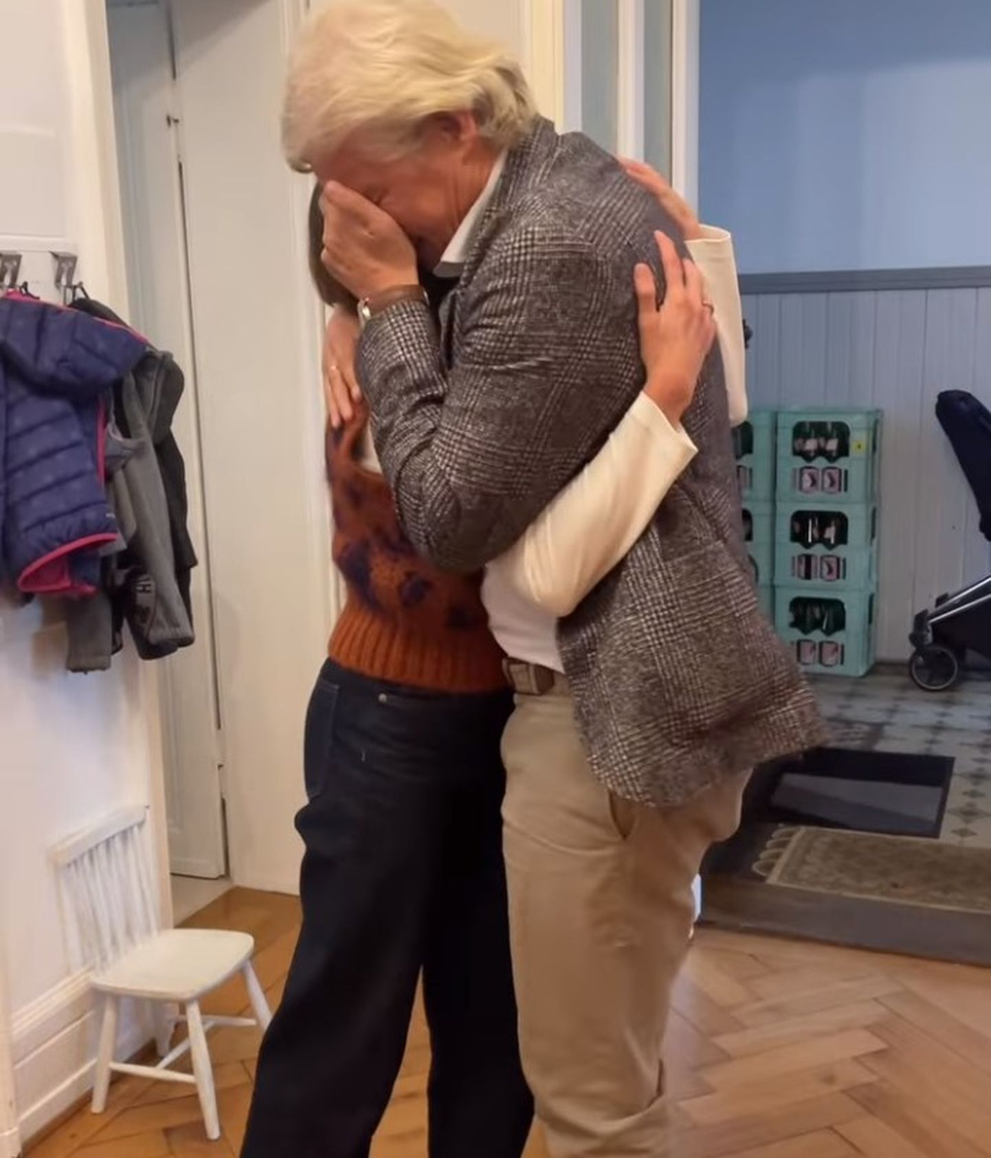 Олег Тиньков обнимает своего донора Сандру