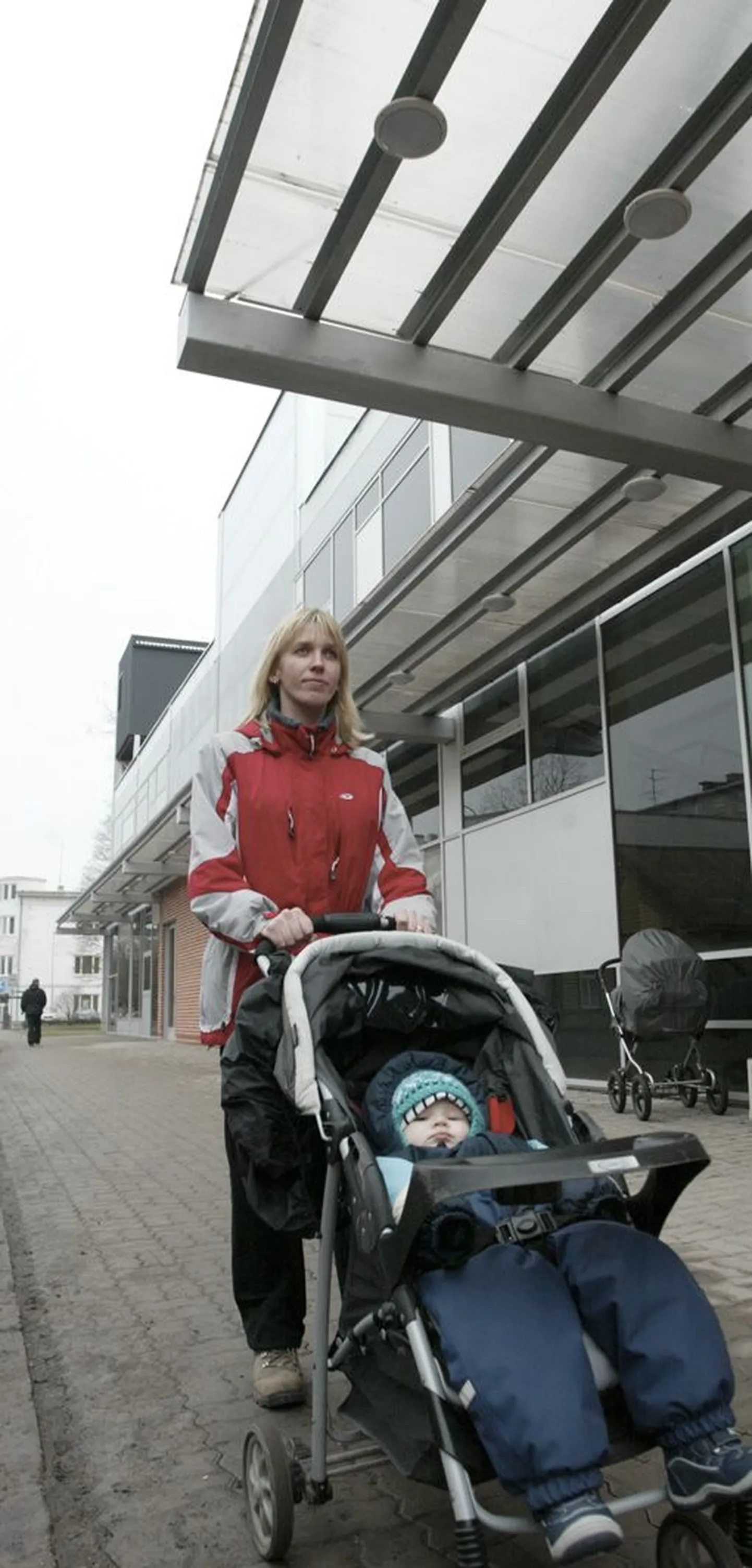 Uus maja on valminud ja ootab avamist. Marge Lehtmets on üks nendest noortest emadest, kelle jaoks see on ehitatud ja kes on siin majas oodatud.