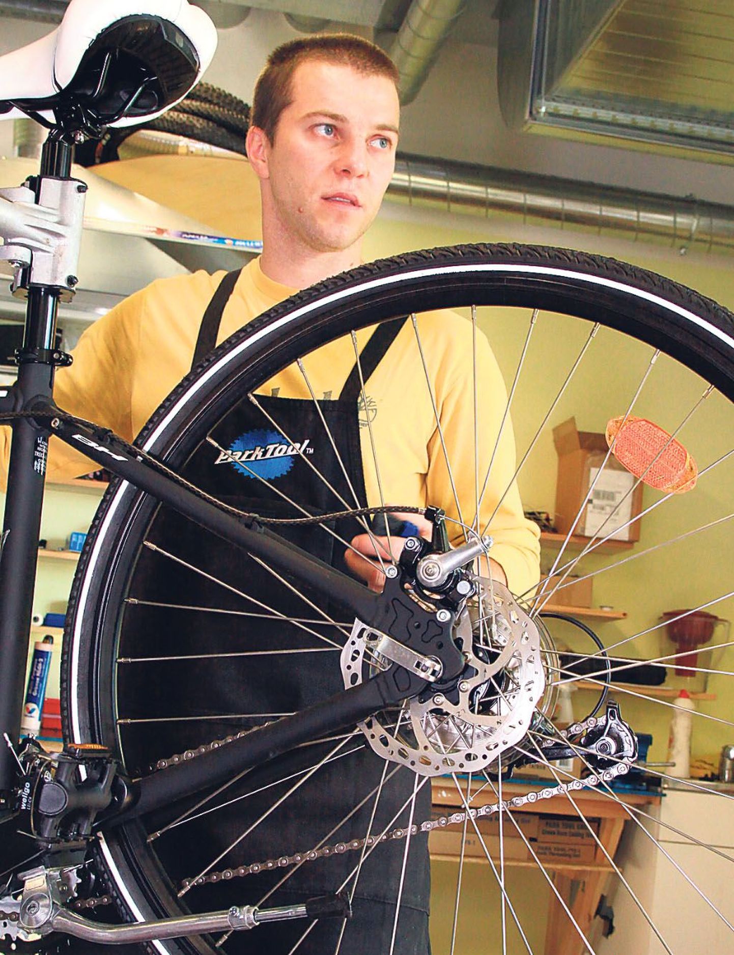 Pärnu kaupluse A2K jalgrataste hooldusspetsialist Rait Konnov ütles, et samamoodi nagu autoga oleks vaja hoolduses käia rattaga.