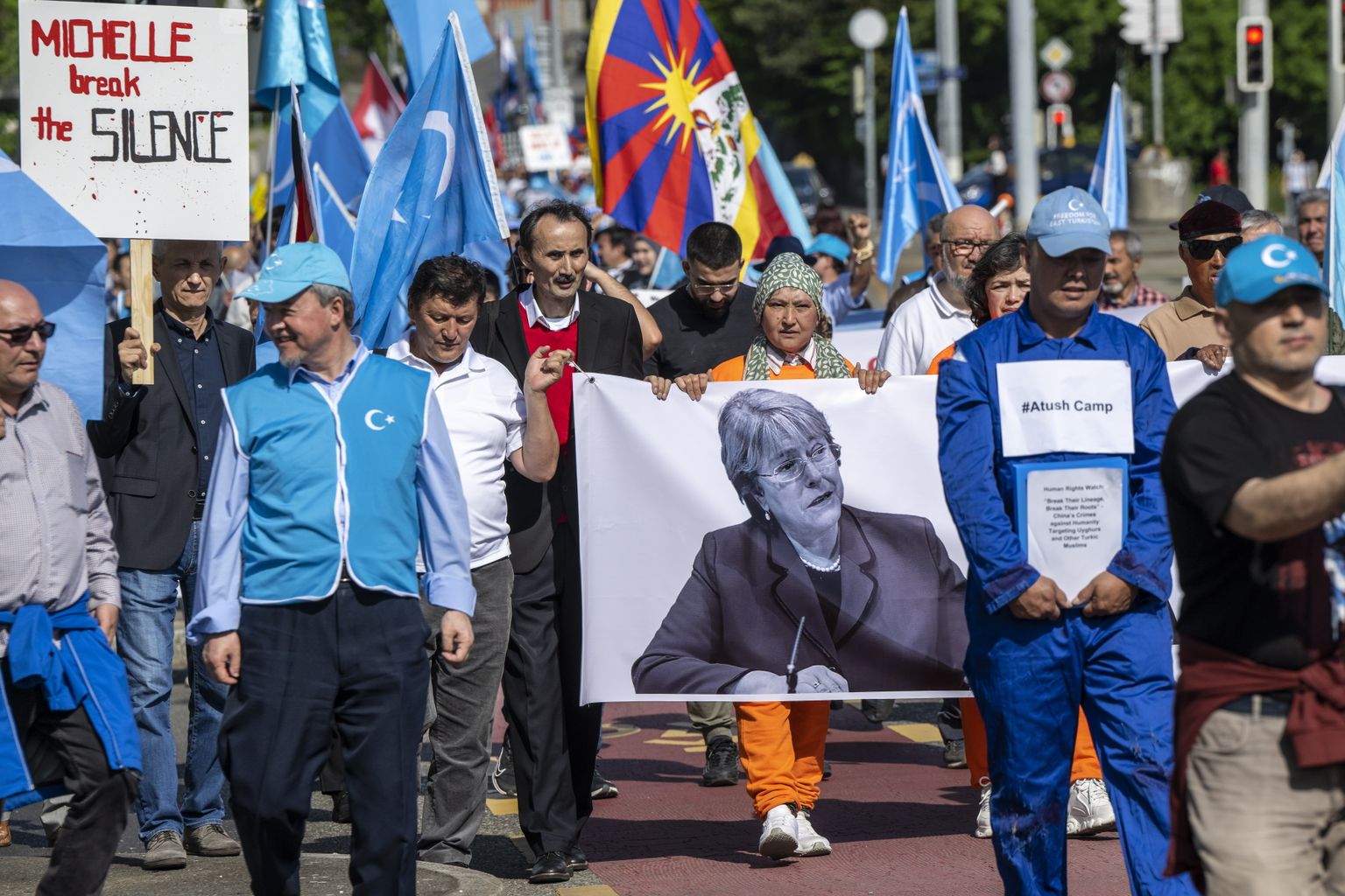 Meeleavaldus uiguuride toetuseks Genfis 13. mai 2022.