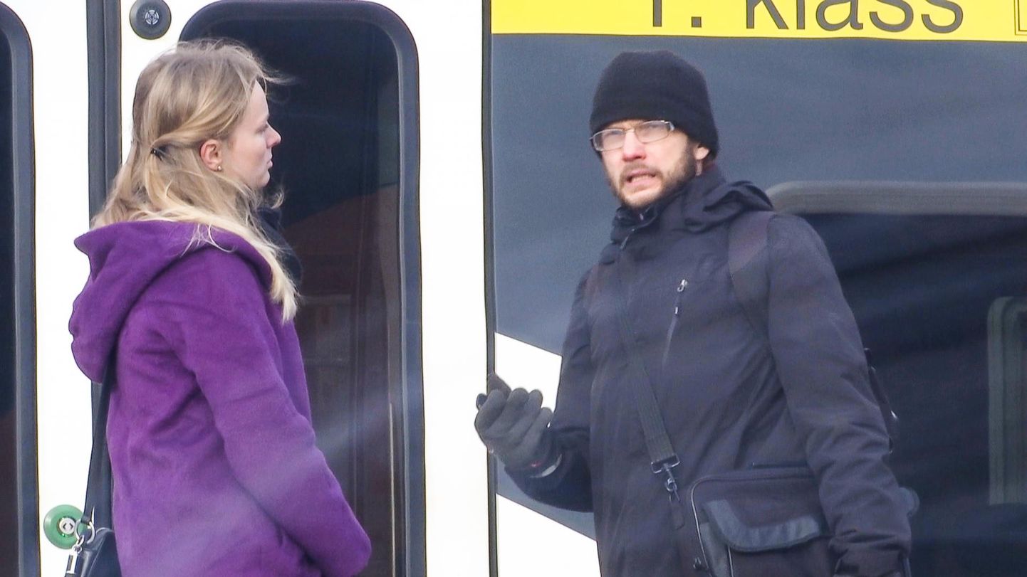 Семейный врач Мартин Руумет в день своего увольнения зимой 2019 года на Балтийском вокзале у поезда Таллинн-Тарту-Валга. Прежде чем войти в поезд он дал интервью программе "Радар". Слева журналист Пийа Осула.