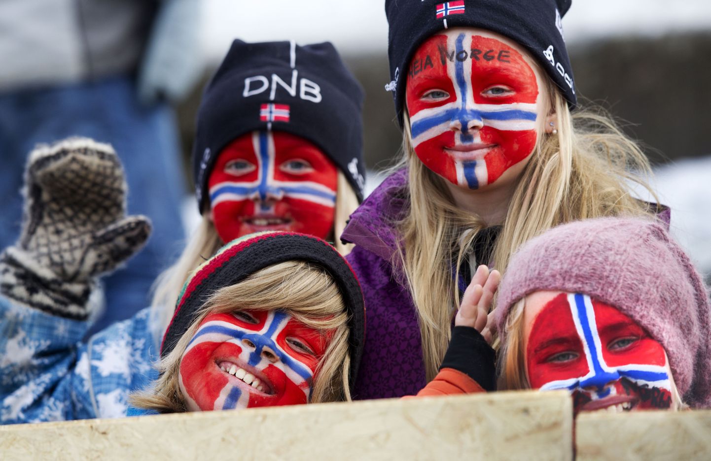 Norra lapsed vaatamas suusahüppevõistlust.