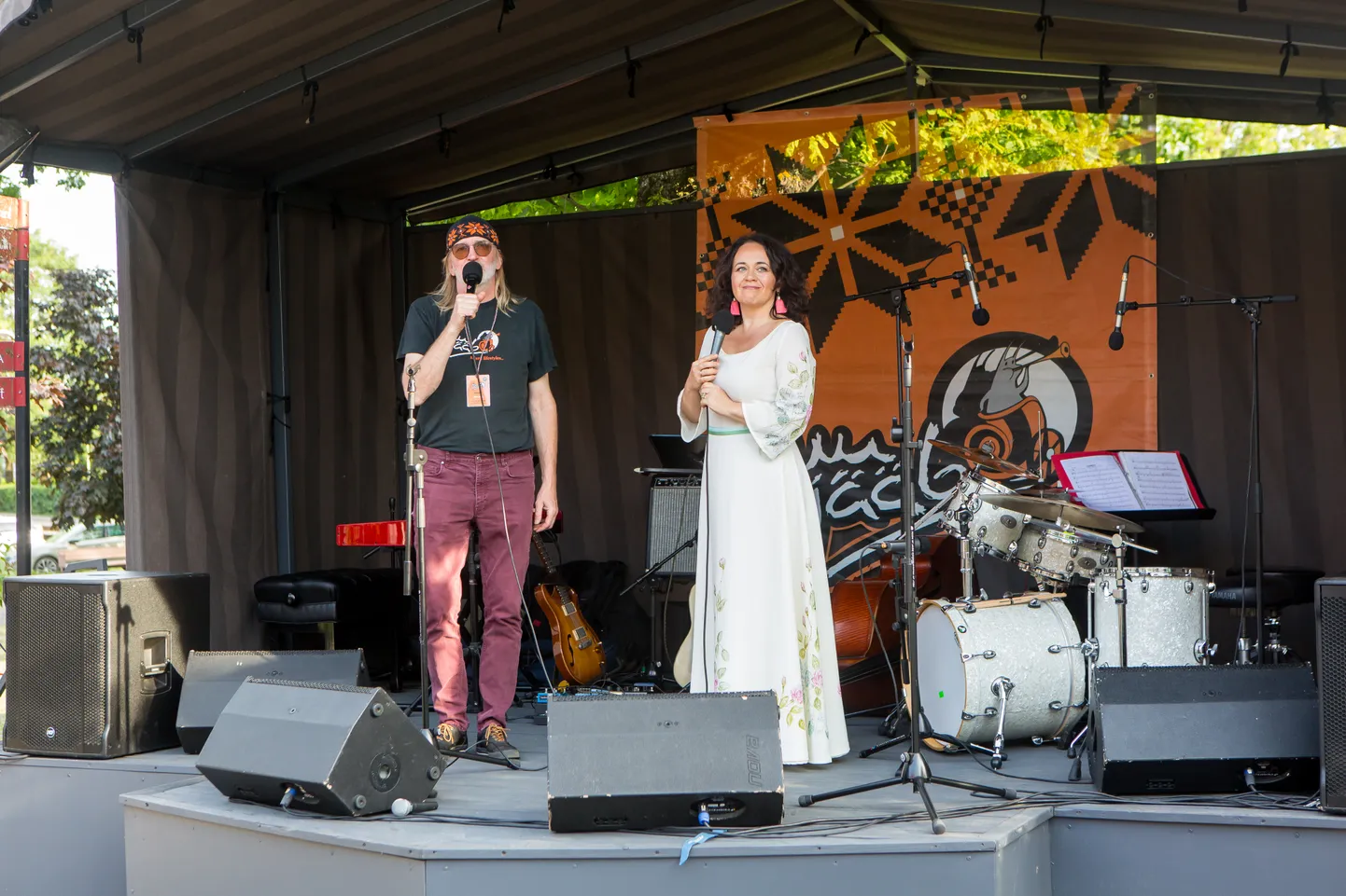 Juu Jääbi isa Villu Veski ja Eesti Jazzliidu juht laulja Ivi Raus.