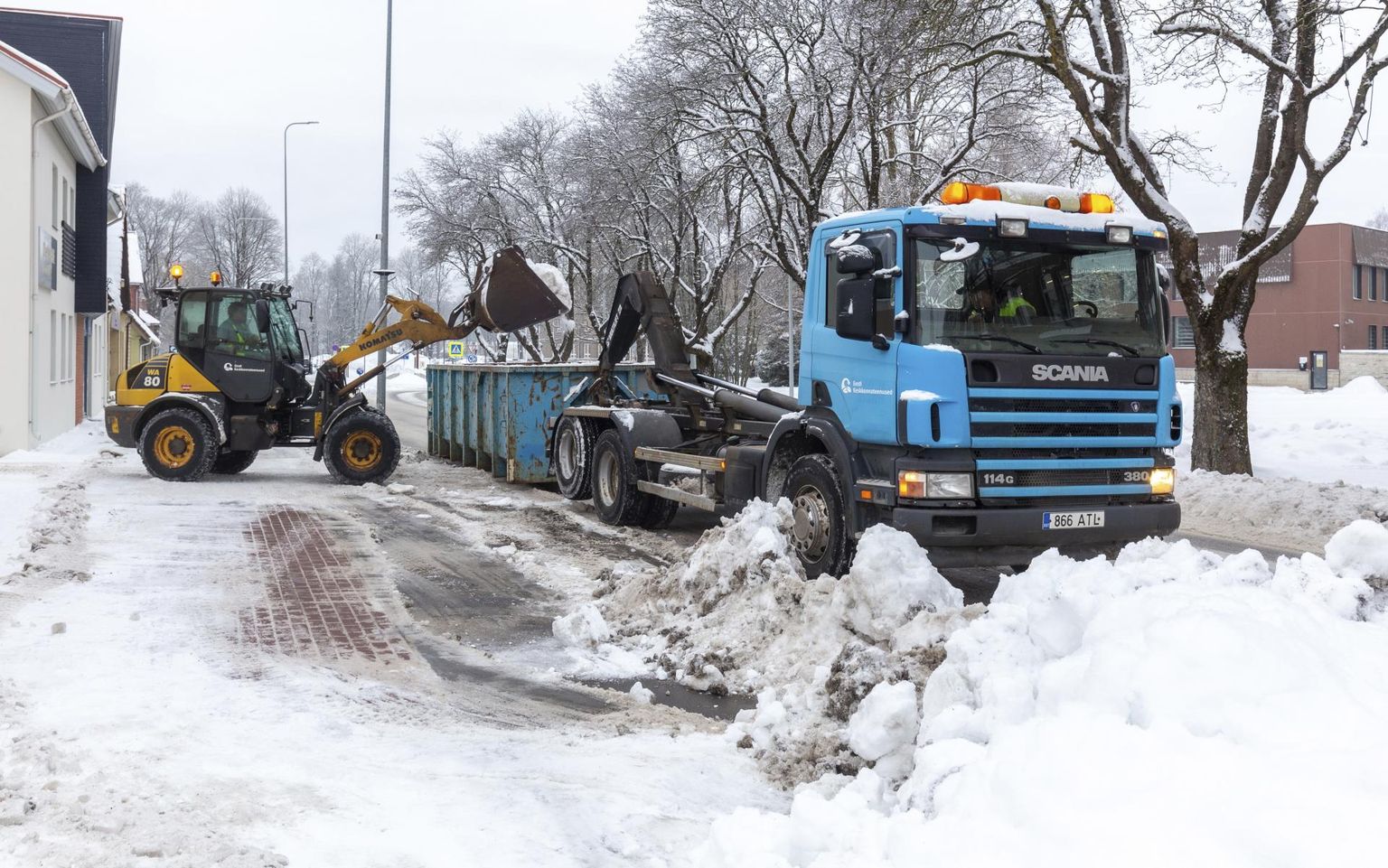 Et lumi tänavaid kinni ei mataks, veetakse kokkulükatud valle vahepeal ära. See pilt on tehtud kolmapäeval Tallinna tänava alguses.