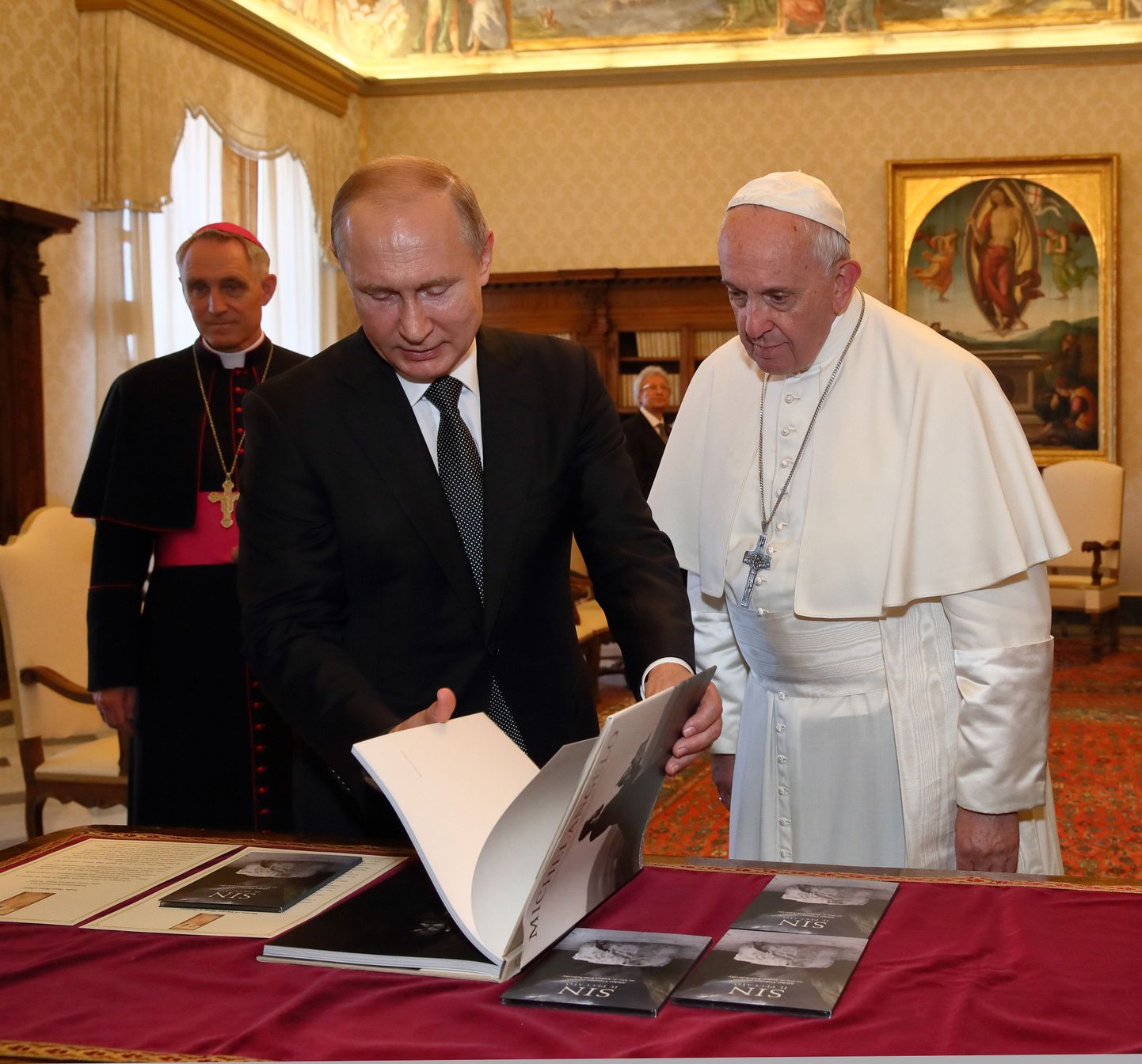 Президент России Владимир Путин встретился в Ватикане с папой римским Франциском.