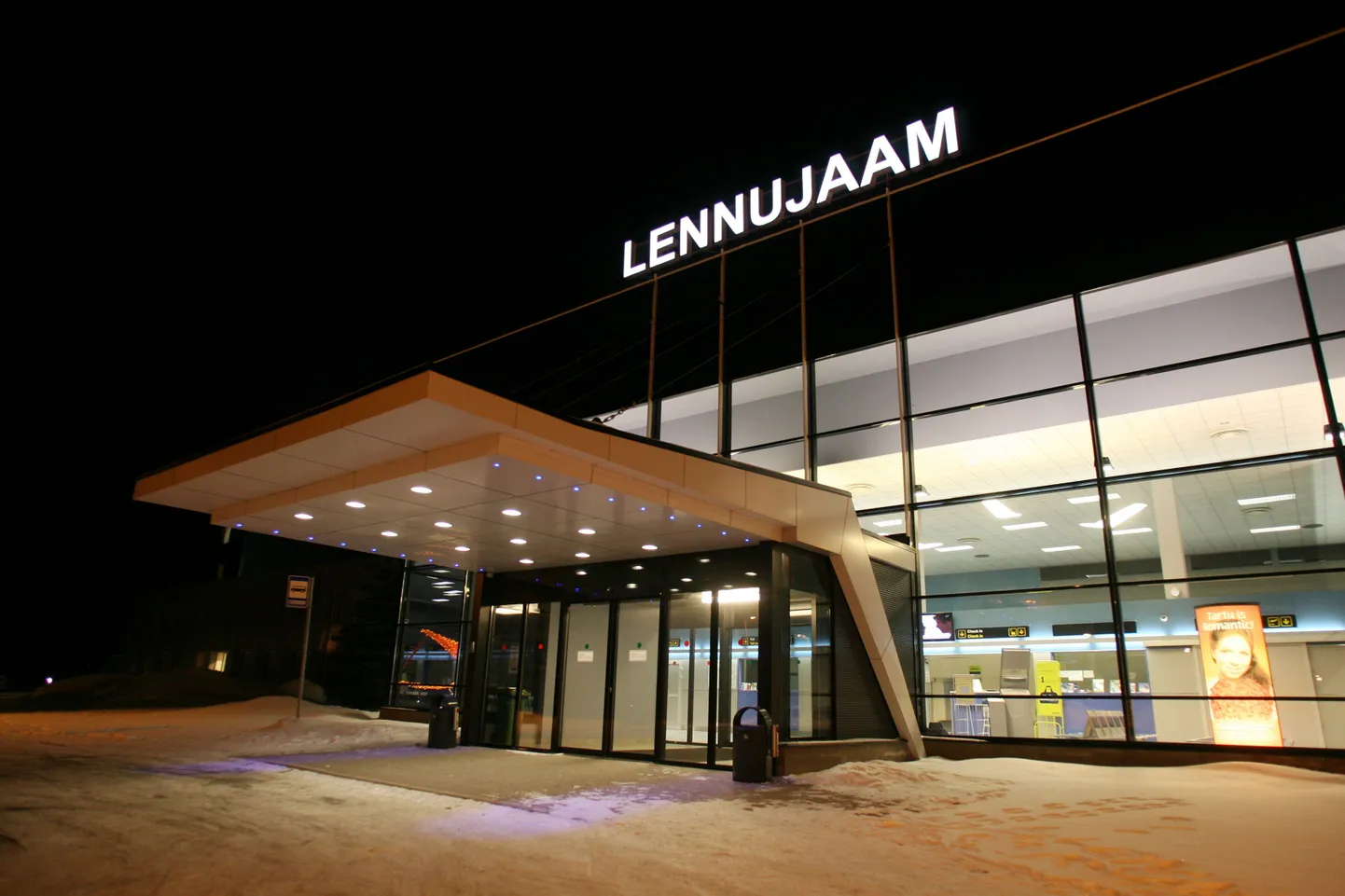 Pildil lennujaama hoone.