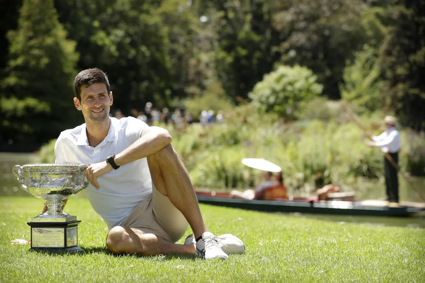 Kuningas Novak Djokovic võidutrofeega Melbourne&#39;i kuninglikus botaanikaaias.