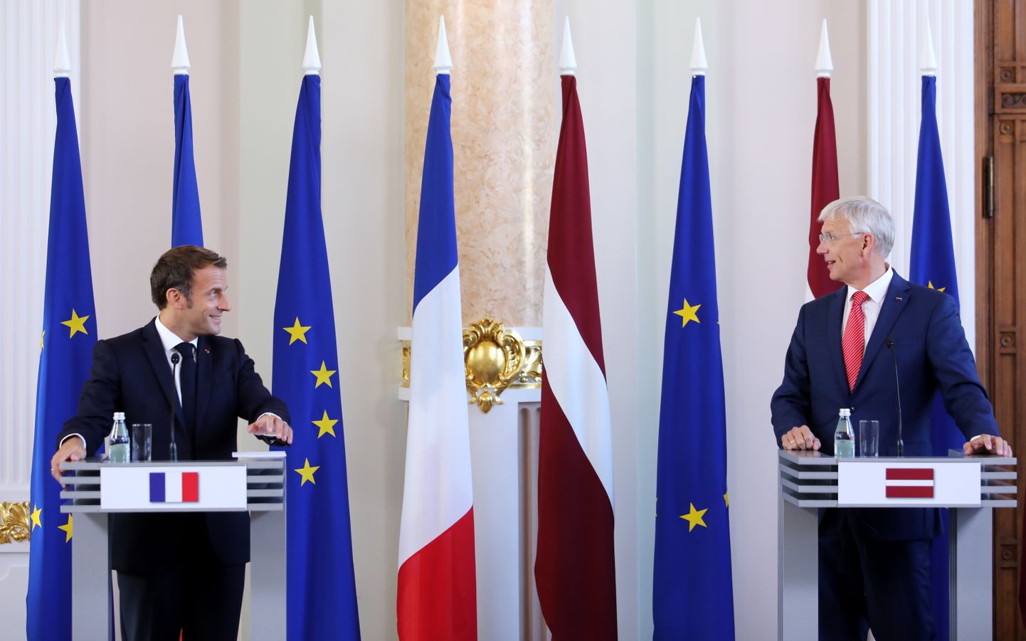 Ministru prezidents Krišjānis Kariņš (no labās) un Francijas prezidents Emanuels Makrons kopīgās preses konferences laikā Latvijas Nacionālajā mākslas muzejā.