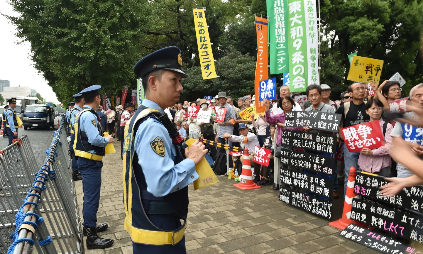 Protesteerijad Tokyos avaldasid meelt Jaapani kaitsepoliitika vastu.