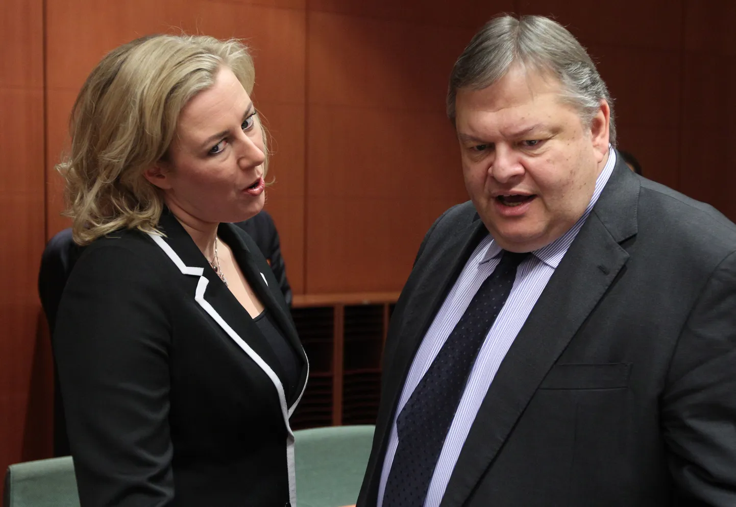 Kreeka rahandusminister Evangelos Venizelos (paremal) vestlemas Soome kolleegi Jutta Urpilaineniga.