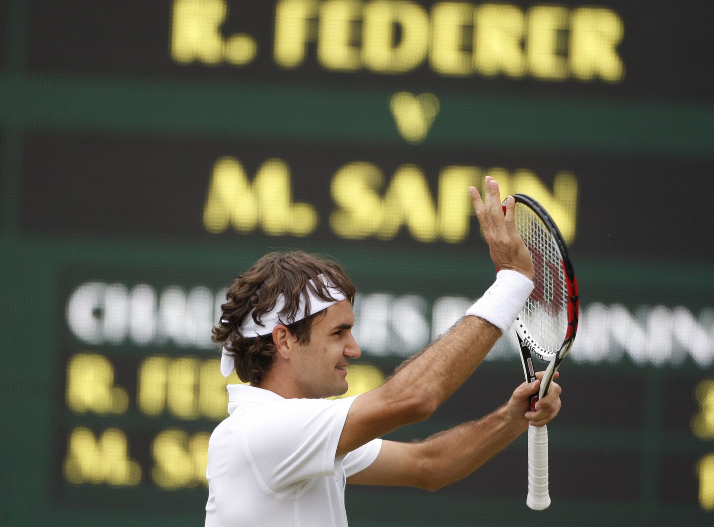 Roger Federer alistas Wimbledoni poolfinaalis Marat Safini ning jõudis finaali.