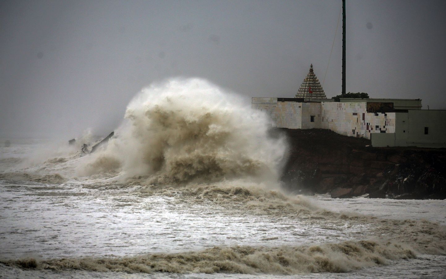 Tsüklon Vayu tormituuled tekitasid India rannikul tugeva lainetuse.