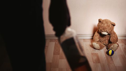 Bērns pie pašas krāsns: Rēzeknes novadā apreibuši vecāki atstāj mazuli bez pienācīgas aprūpes