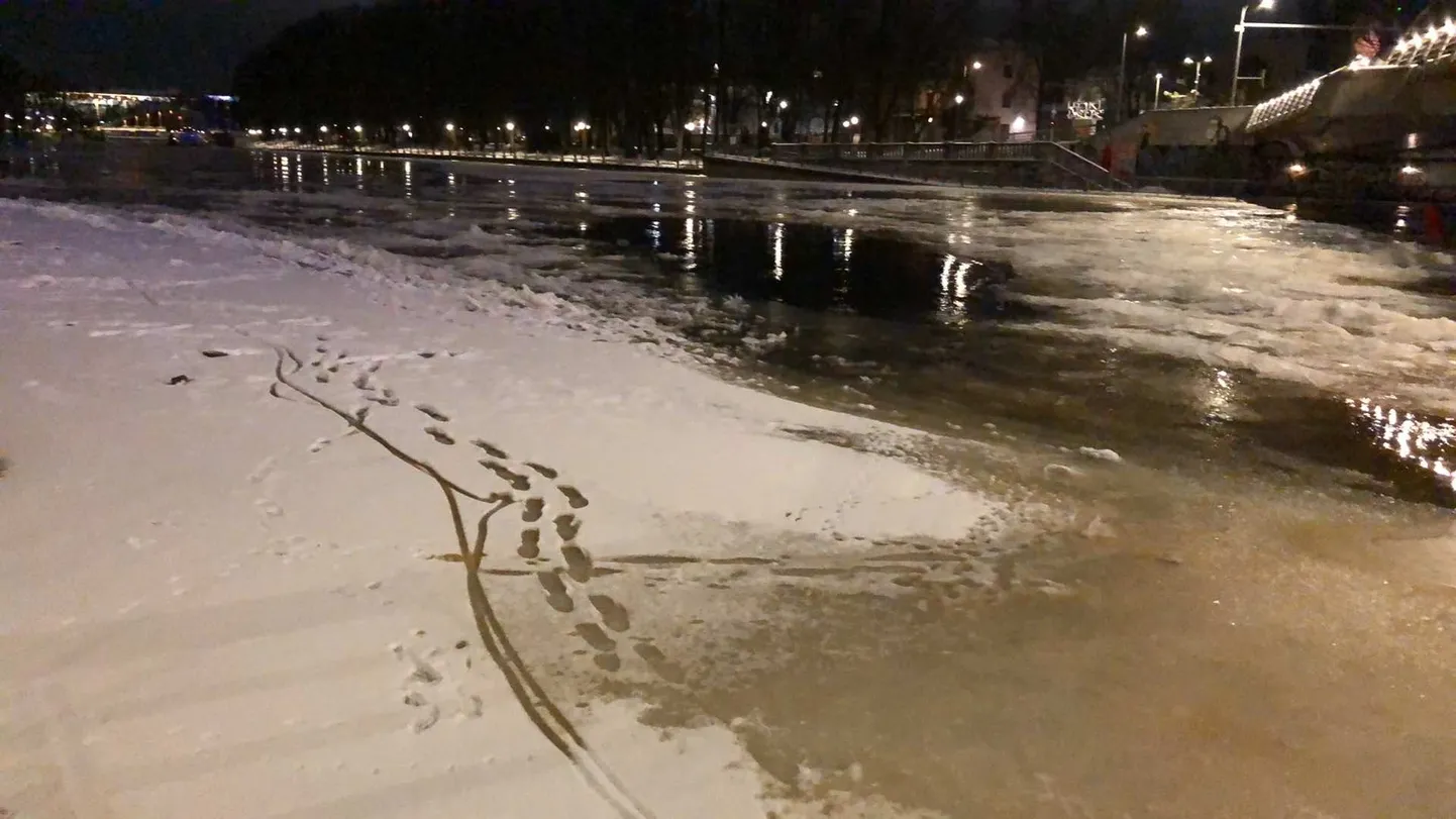 Tähelepanelik mööduja märkas Emajõel lapsi ja meelitas nad sealt ära. Eile õhtul oli Emajõe jääl näha jalajälgi.