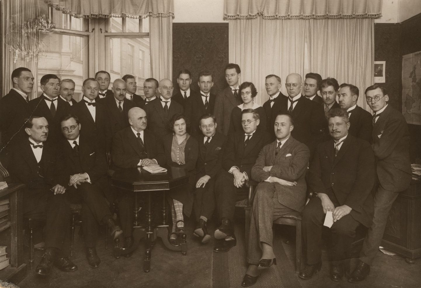 Laikraksta "Jaunākās Ziņas" redakcijas darbinieki ap 1925. gadu. Kārlis Skalbe – pirmajā rindā, otrais no kreisās.