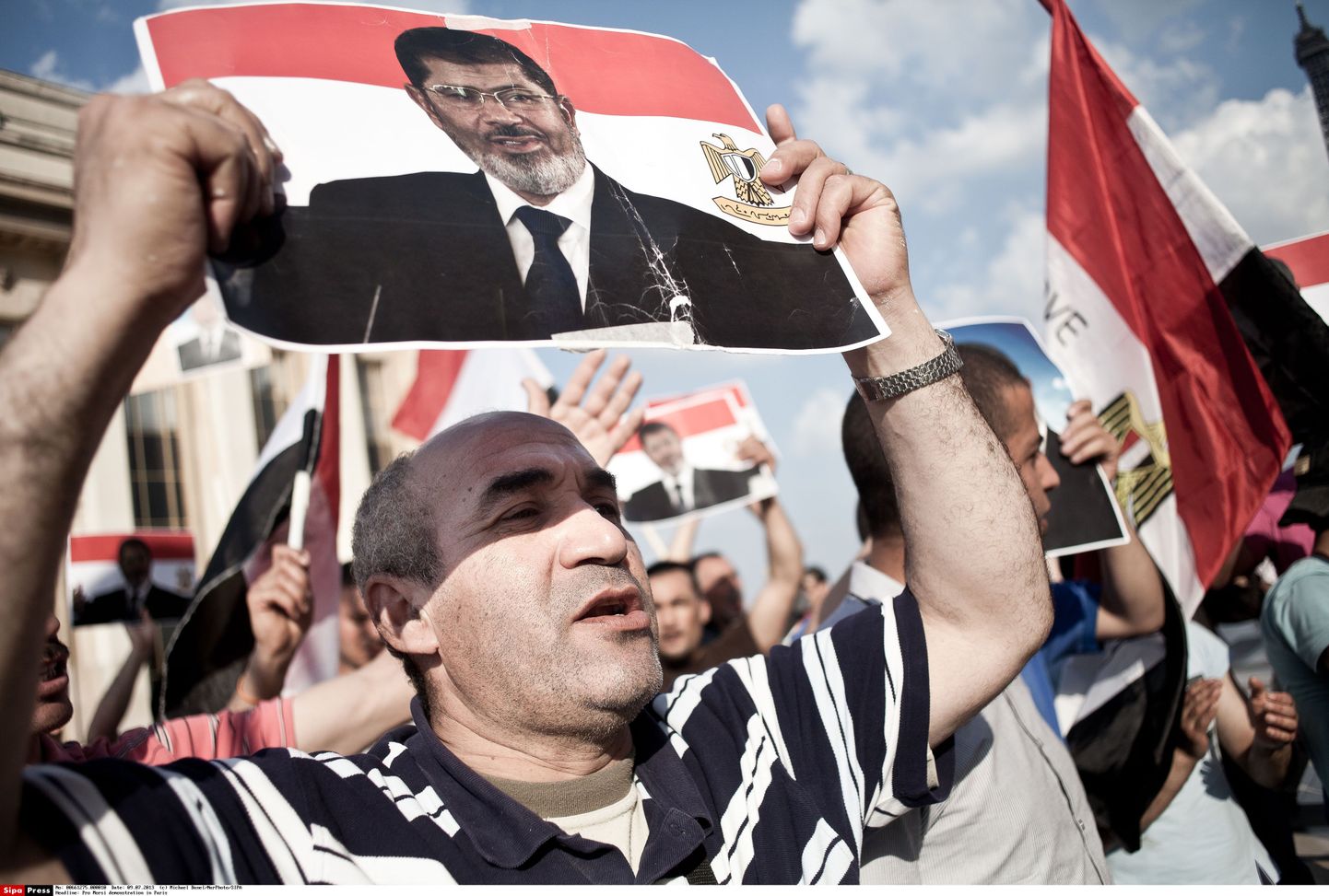 Mohamed Morsi toetaja kukutatud presidendi pildiga plakatiga.