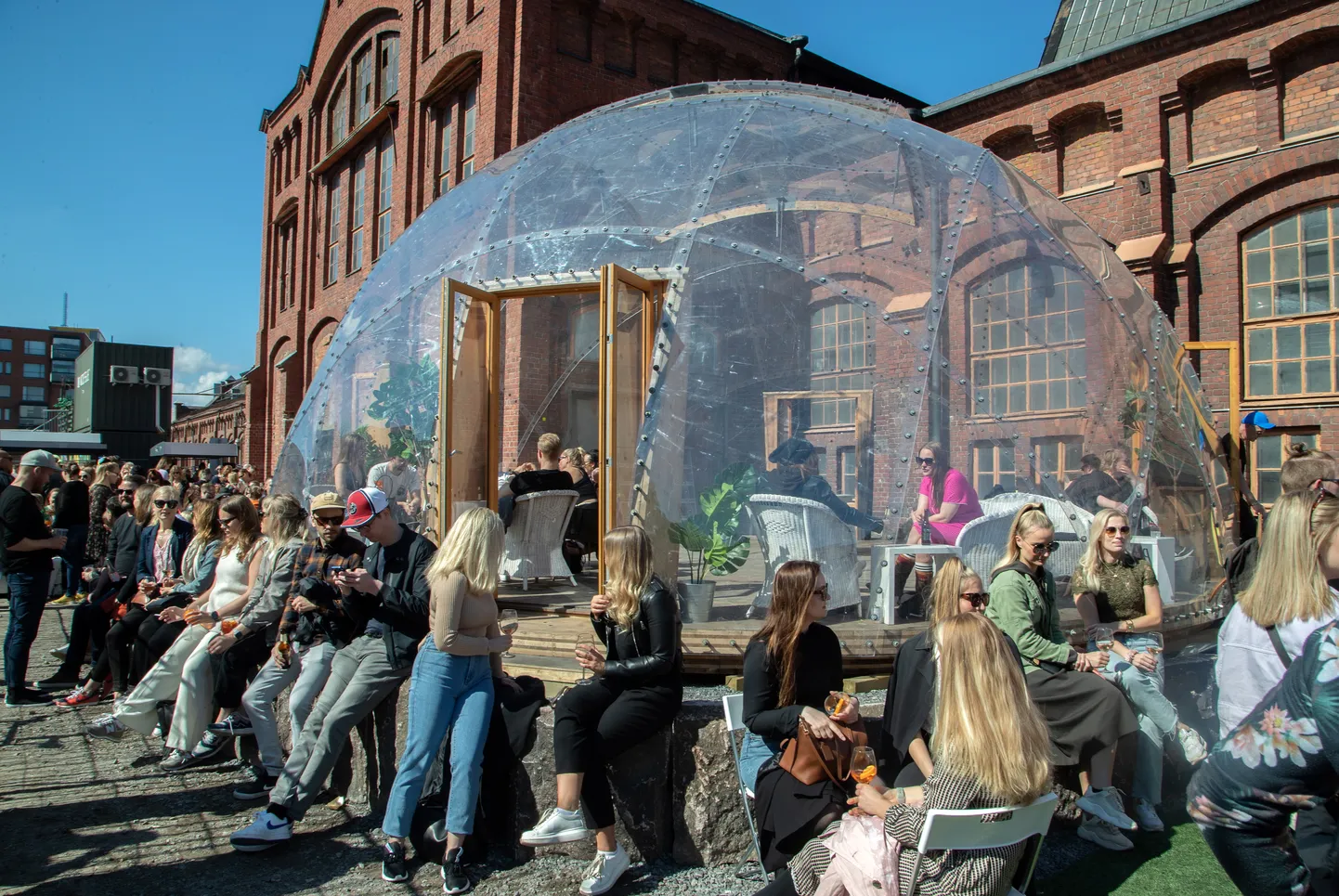 Soome koroonapiirangud ei ole vähemalt siseriiklikult ülemäära karmid olnud. Fotol Soome inimesed populaarses rongitehase rajoonis kevadet nautimas.