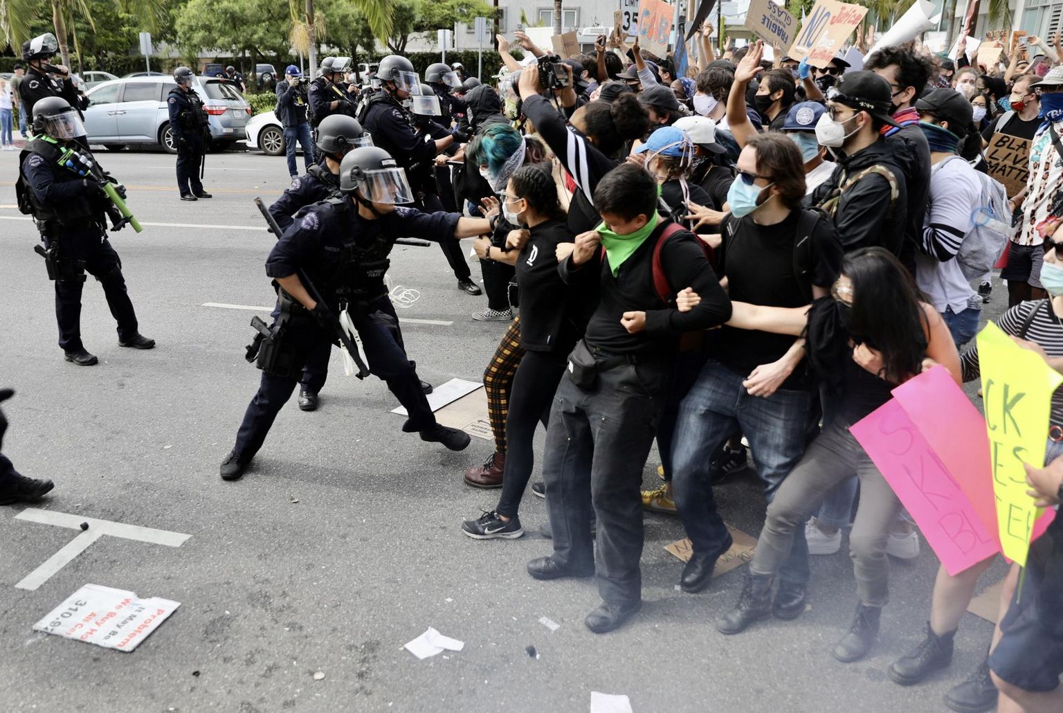Nädalavahetusel kujunes Ameerika Ühendriikides rassismivastaste protestide tulipunktiks Los Angeles, kus vahistati sadu inimesi.