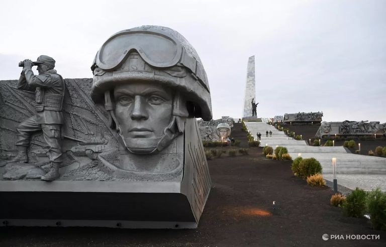  Мемориал «Саур-Могила», восстановленный российскими захватчиками с добавлением новых барельефов памяти сепаратистов ДНР и их союзников.