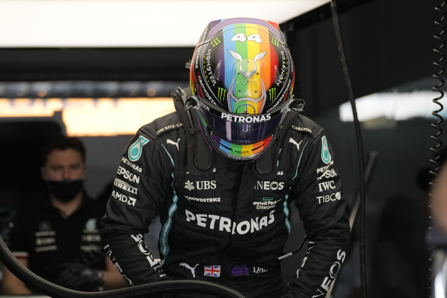 Lewis Hamiltoni vikerkaarevärvides kiiver 2021. aasta Katari F1 etapil.