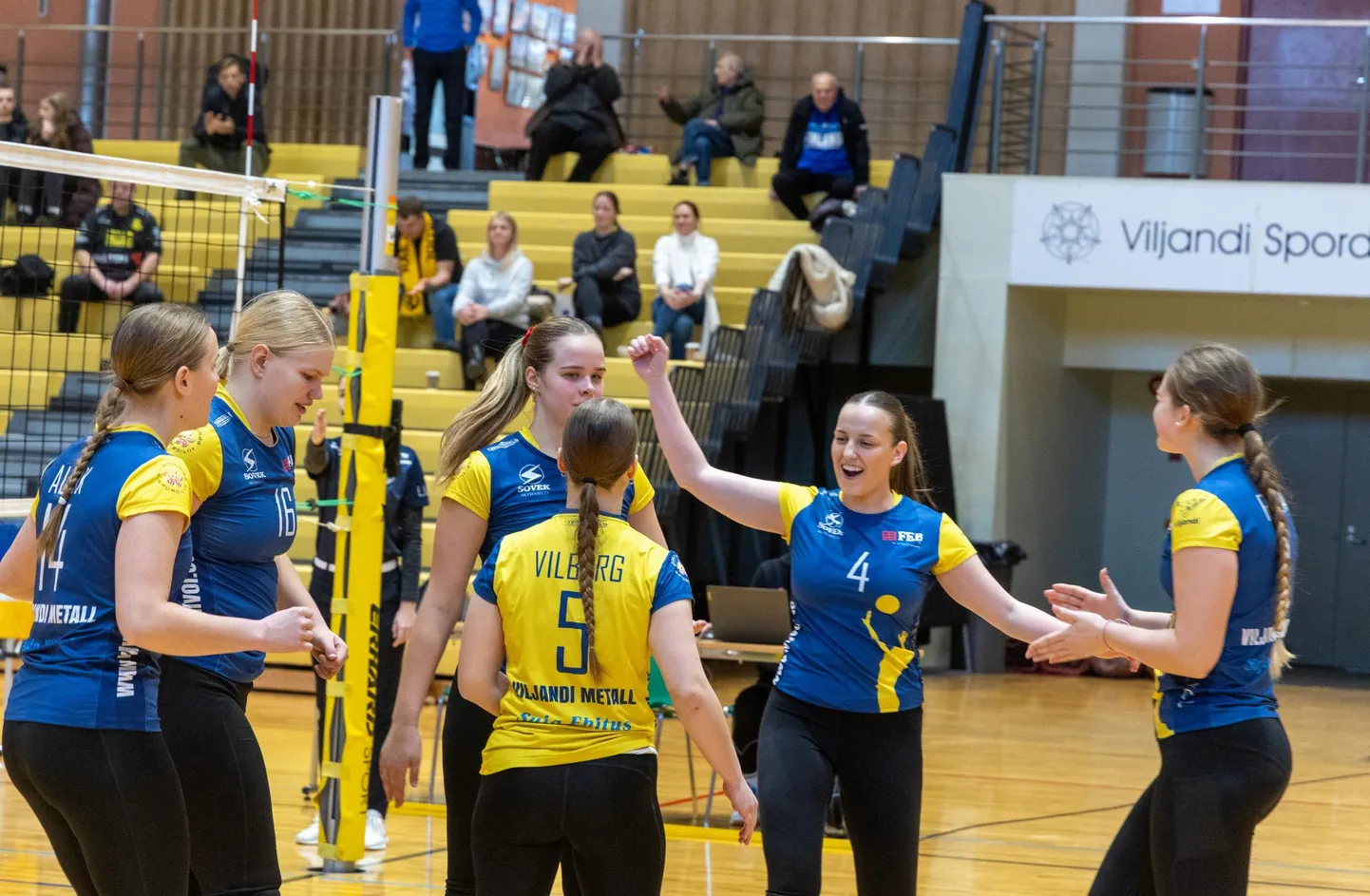 Viljandi Metalli naiskond võitis kodusaalis Eesti meistrivõistluste veerandfinaalseeria esimeses kohtumises Barrus / Võru Võrkpalliklubi 3:1.