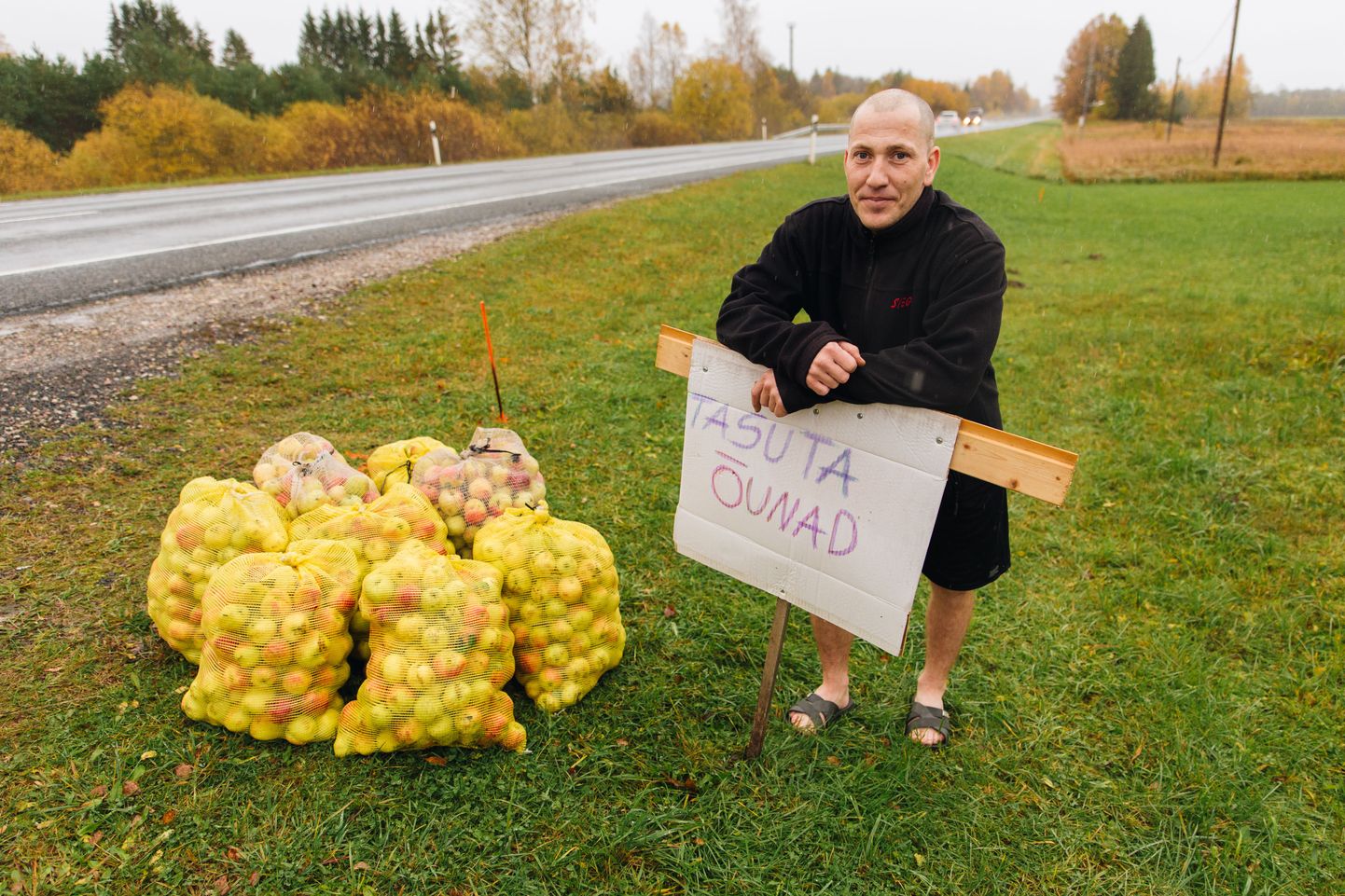 Siibergi talu peremees Vilor Lebedev pakub teelistele tasuta õunu.
