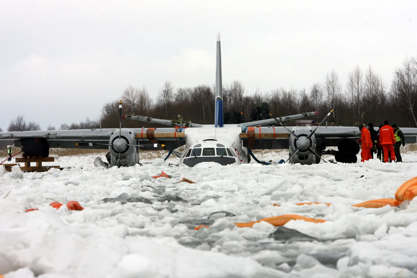 Самолет Ан-26 совершил аварийную посадку на покрытое льдом озеро Юлемисте утром 18 марта. До него на водохранилище садился только ИЛ-14 – это было в конце 1960-х. В обоих ЧП никто не пострадал.