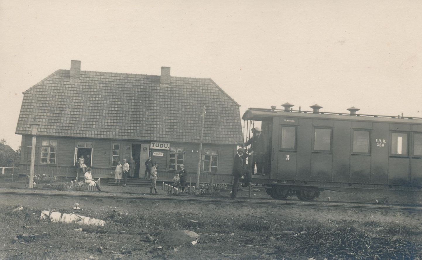 See foto Tudu raudteejaamast peaks olema tehtud 1927. aastal. Kas ka siis pidi pileti ostmiseks lapse ette näitama, pole teada. Ilmselt siiski mitte.
