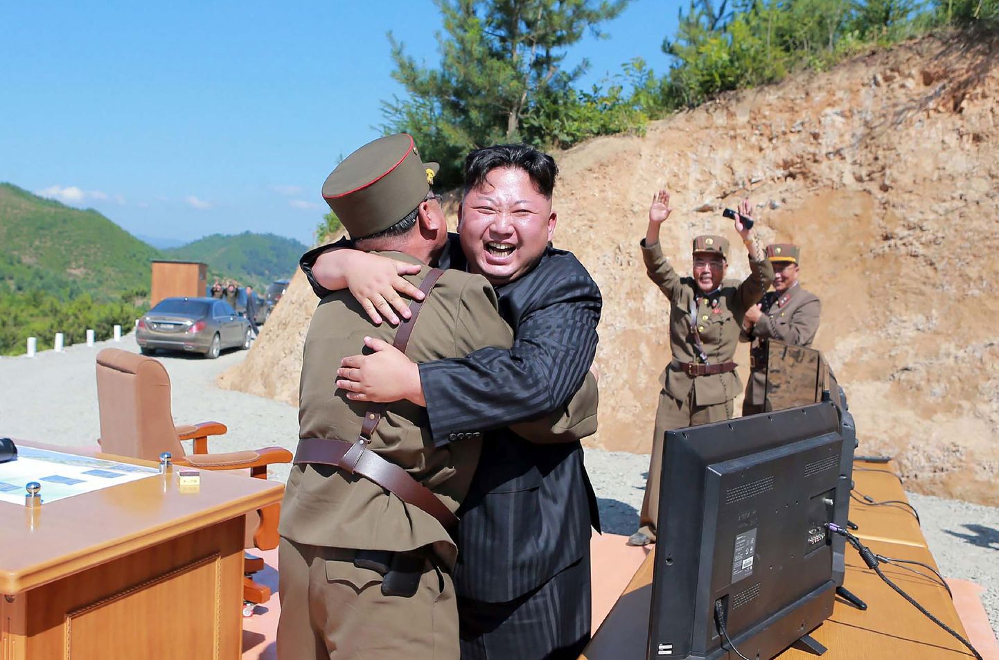 Põhja-Korea ametliku uudisteagentuuri KCNA eile väljastatud fotol näeb riigi liidrit Kim Jong-uni pärast edukat raketikatsetust sõjaväelast embamas.