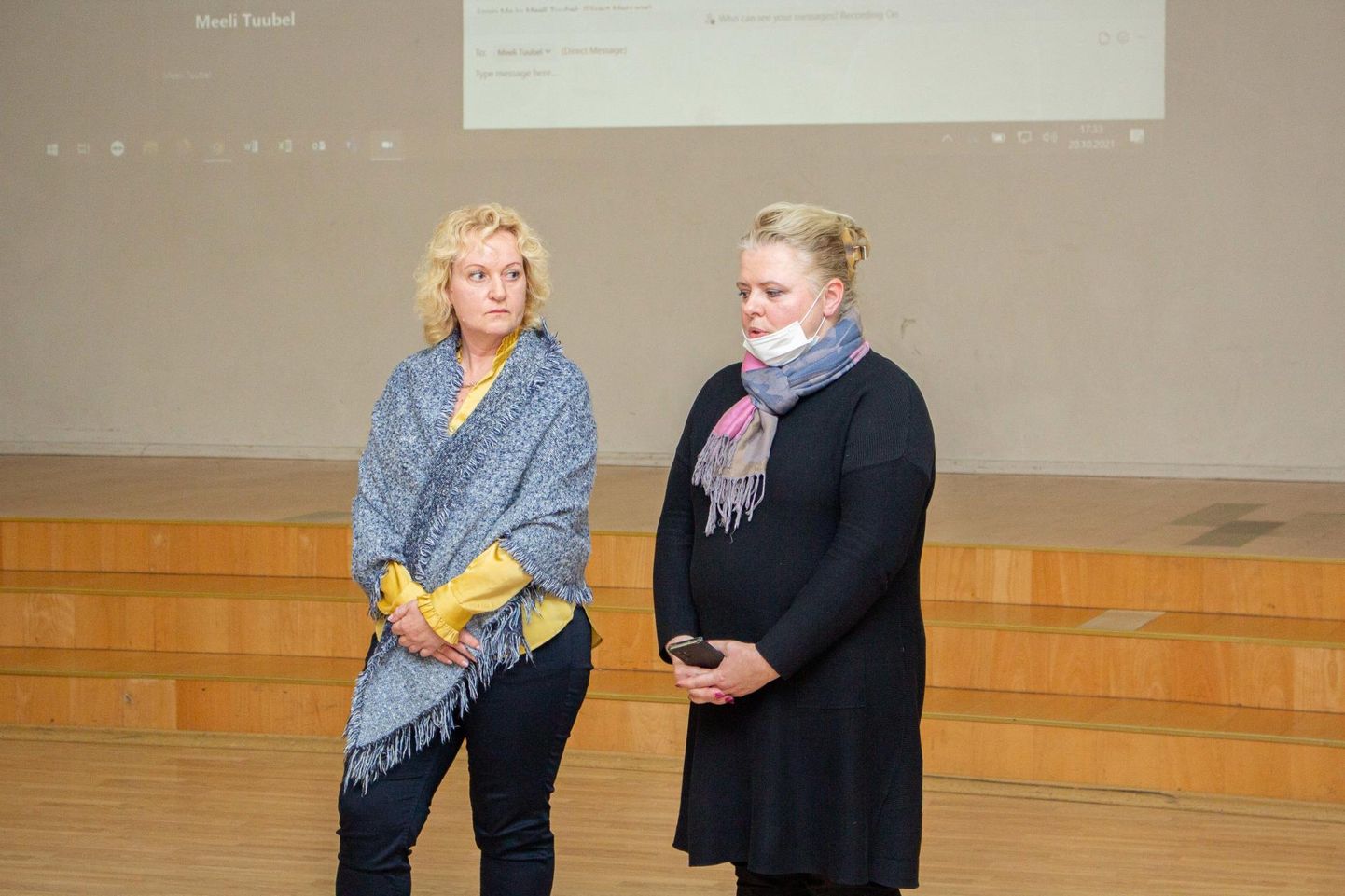 Valga lasteaedade hoolekogude esindajad kohtusid kolmapäeval kultuurikeskuses vallavalitsuse ja toitlustaja Gurmann OÜ esindajatega. Fotol jagab selgitusi firma juht Svetlana Sopi (paremal).