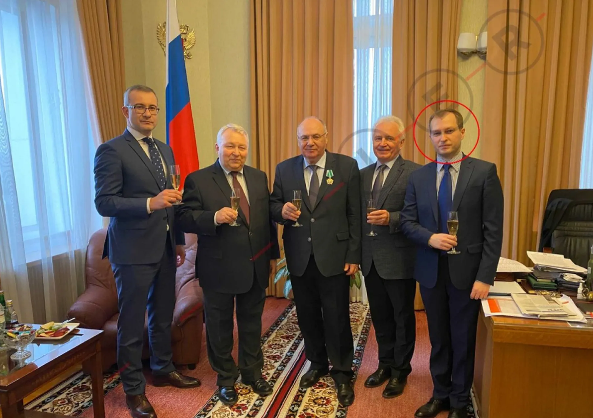 Foto uzņemts 2020.gada februārī, atzīmējot Draudzības ordeņa piešķiršanu Ārvalstu izlūkdienesta pulkvedim Jevgēņijam Umerenko (centrā). Viņš ilgstoši bija atbildīgs par Kremļa interešu realizēšanu Baltijā. Pirmais no labās ir viņa tā brīža vietnieks Vadims Smirnovs.