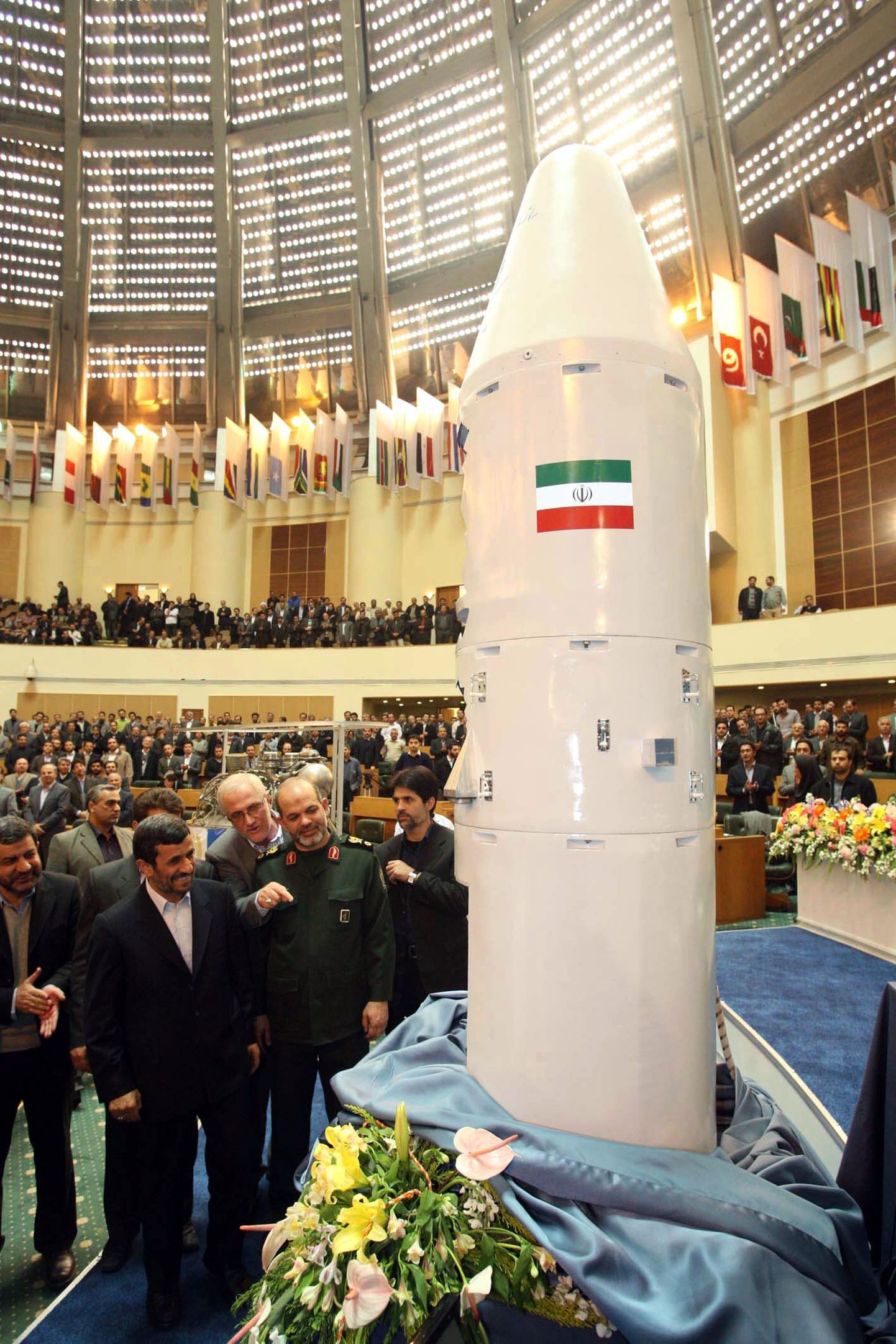 Sellises kapslis soovib Iraan saata kosmosesse ahvi. Kapslit uudistavad Iraani president Mahmoud Ahmadinejad (vasakul) ja kaitseminister Ahmad Vahidi (paremal).