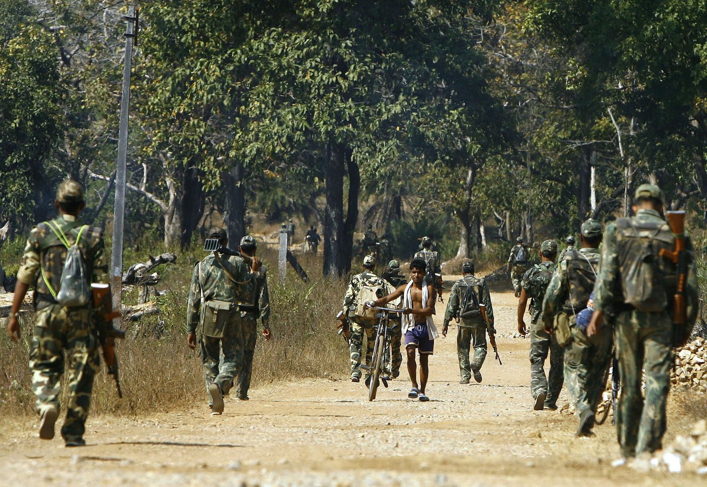 Maoiste jahtivad India sõjaväelased.