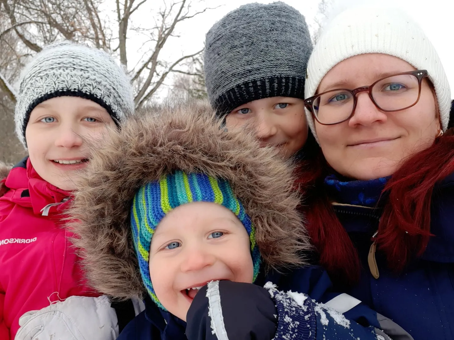 Puhkepaus õues kaug­õppe ajal: ema Maarja Raud ning lapsed Maria (11), Oskar (8) ja Johannes (2).