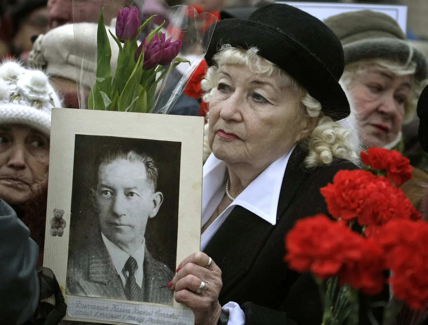 Irina Kalina oma 1938. aastal mõrvatud diplomaadist isa pildiga Moskvas Nõukogude poliitiliste repressioonide ohvrite mälestusüritusel.