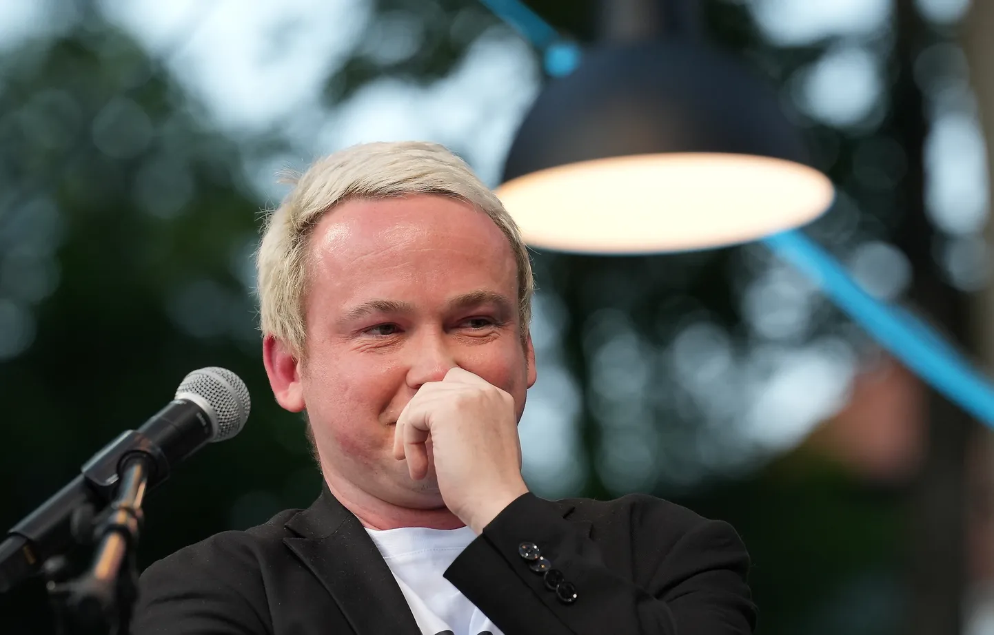 Komiķis Edgars Bāliņš piedalās "Politiķu cepienā" sarunu festivālā "Lampa" Cēsu pils parkā.