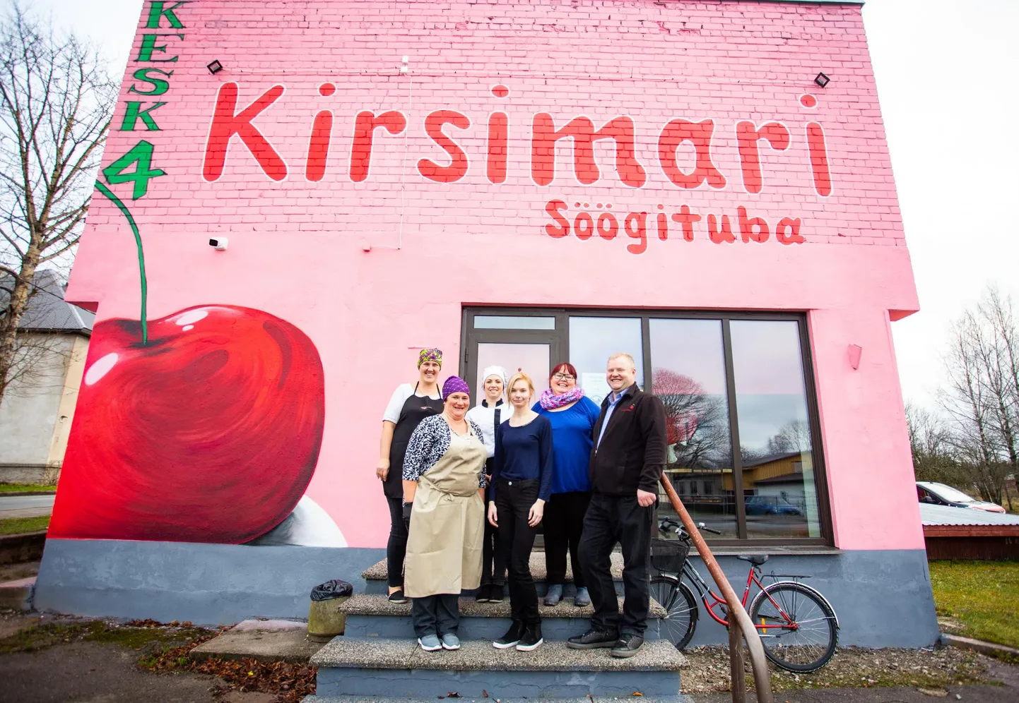 Kui Kirsimari vanasse sidehoonesse rentnikuks tuli, lasi ta hoone värvida pilkupüüdvaks.