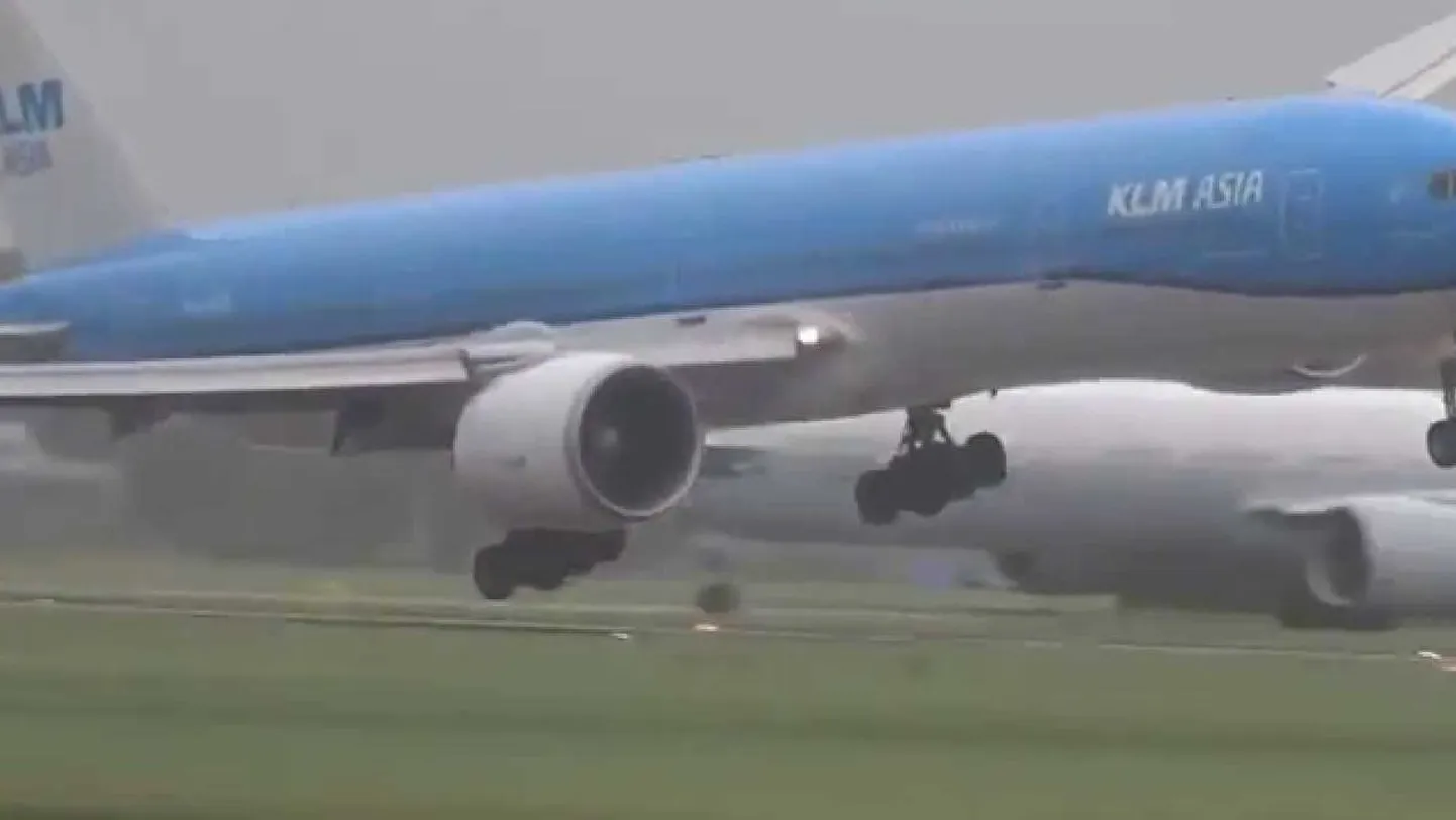 KLM lennuki maandumine tormis Amsterdami Schipholi lennuväljale