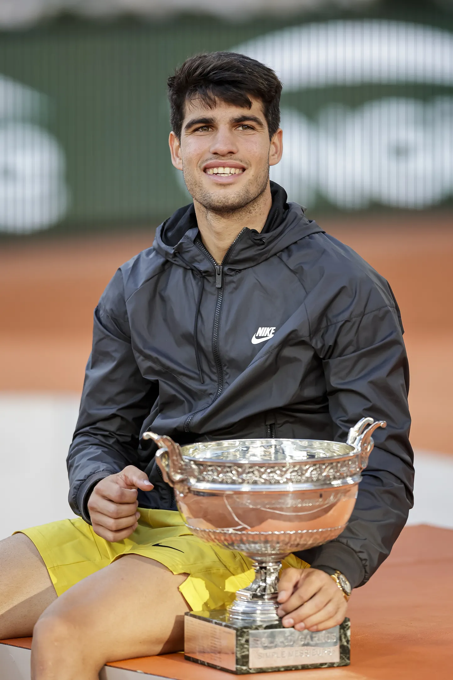 Carlos Alcaraz tähistamas Prantsusmaa lahtiste tenniseturniiri võitu.