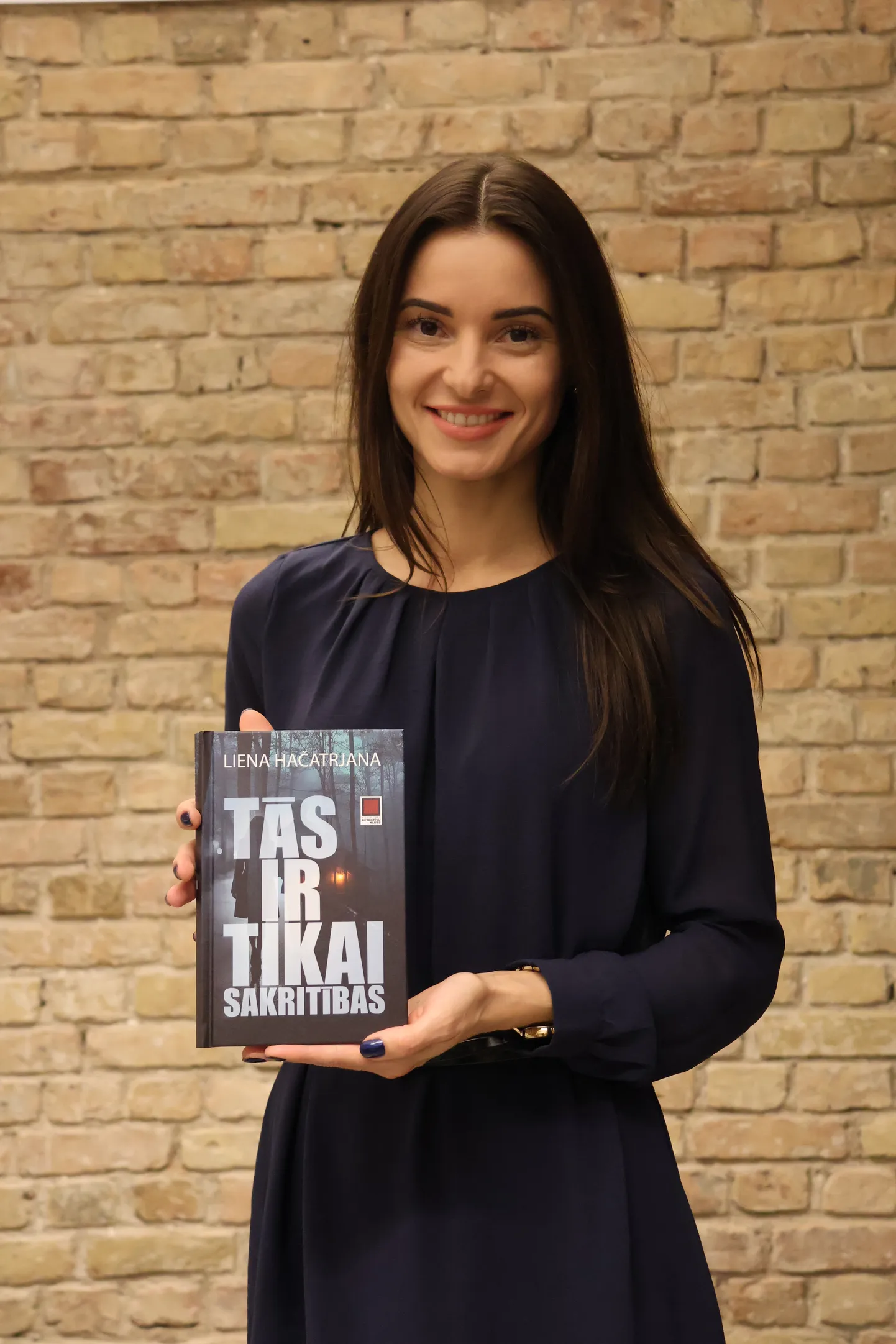 Par Lienas Hačatrjanas veikumu rakstnieks Guntis Tālers atzinis: “Izcila debija. Autore prasmīgi rotaļājas ar lasītāju."