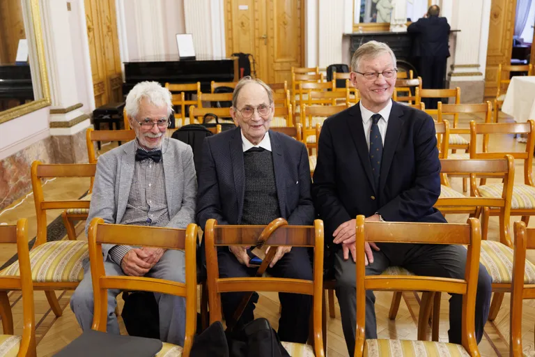 Akadeemikud Richard Villems, Jaan Einasto ja valitud president Mart Saarma pärast presidendivalimisi teaduste akadeemia Toompea esindusmaja tühjaks jäänud saalis.
