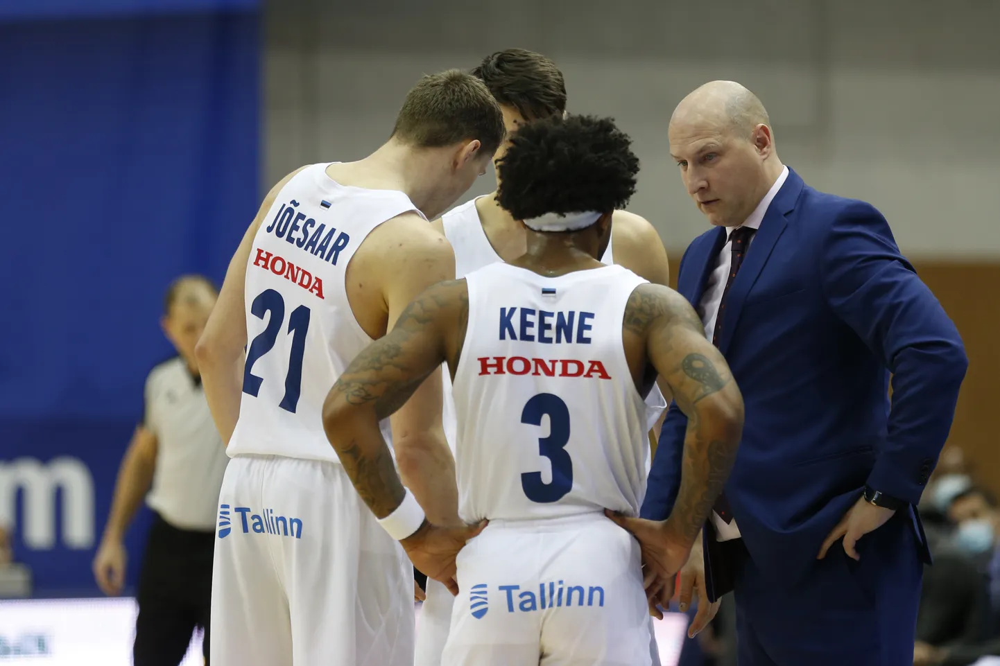 Kalevi liidrite sekka kuuluvad Janari Jõesaar (nr 21) ja Marcus Keene (nr 3) kuulavad peatreener Roberts Štelmahersi näpunäiteid.