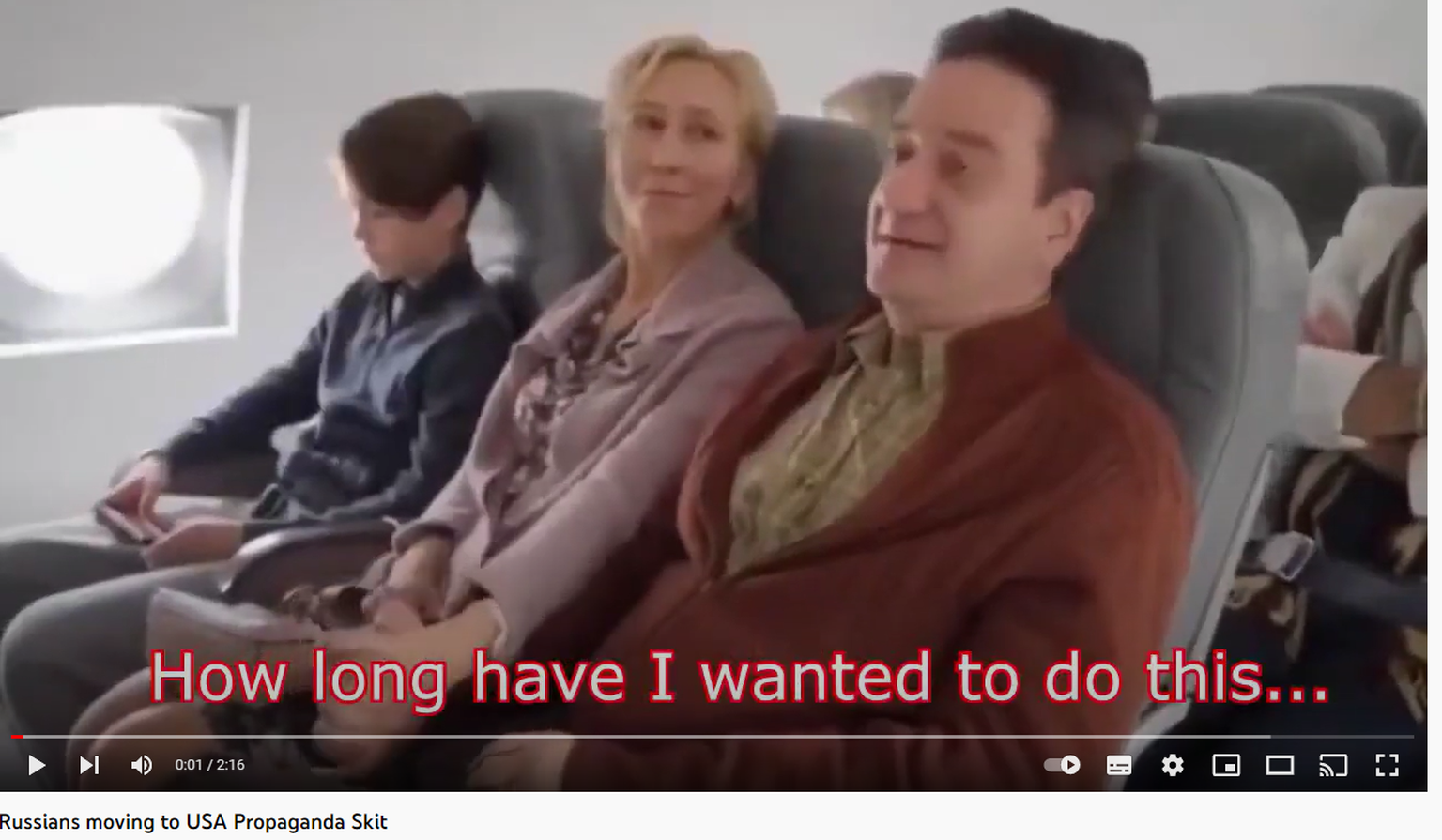 Venemaa  uus propagandavideo naeruvääristab lääne väärtusi. Pildil Vene perekond, kes lendab USA-sse uut elu alustama